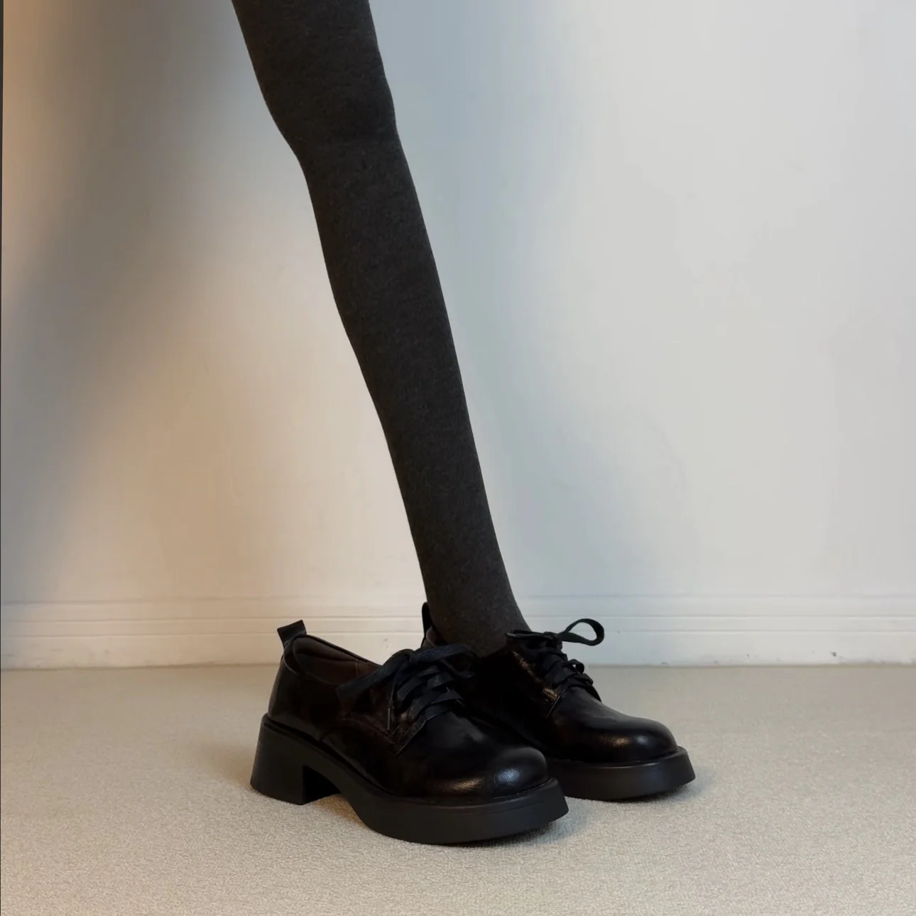 Damen Klassische Schnürschuhe mit robustem Plateau und eleganter Lederoberfläche Heidi Mode - Image 4