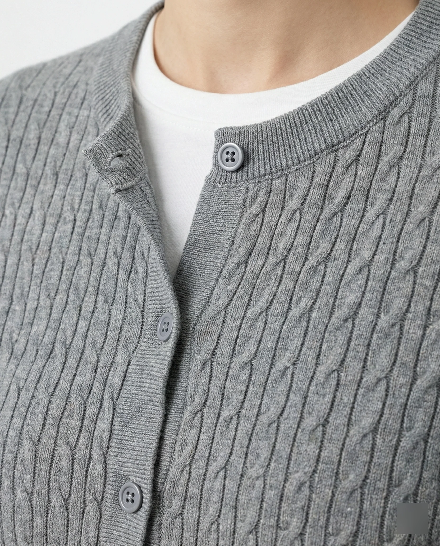 Damen klassischer Strickcardigan mit feiner Zopfstruktur Rundhalsausschnitt und schmaler Silhouette Heidi-Mode - Image 3
