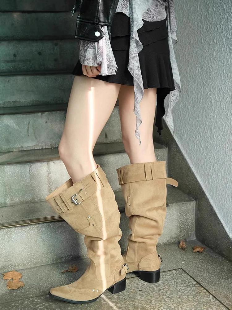 Damen kniehohe Stiefel mit robustem Absatz und stylishen Riemendetails Heidi Mode - Image 7