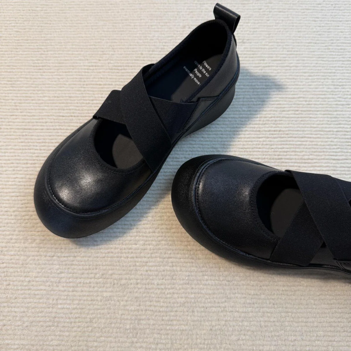 Damen Komfort-Sneaker mit Elastischem Kreuzband und Gepolstertem Fußbett Heidi-Mode - Image 4