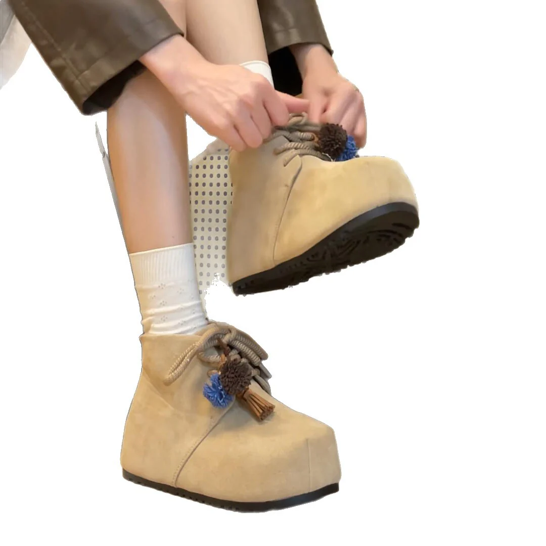 Damen Komfortable Ankle Boots mit verspielten Pompons Heidi Mode - Image 4