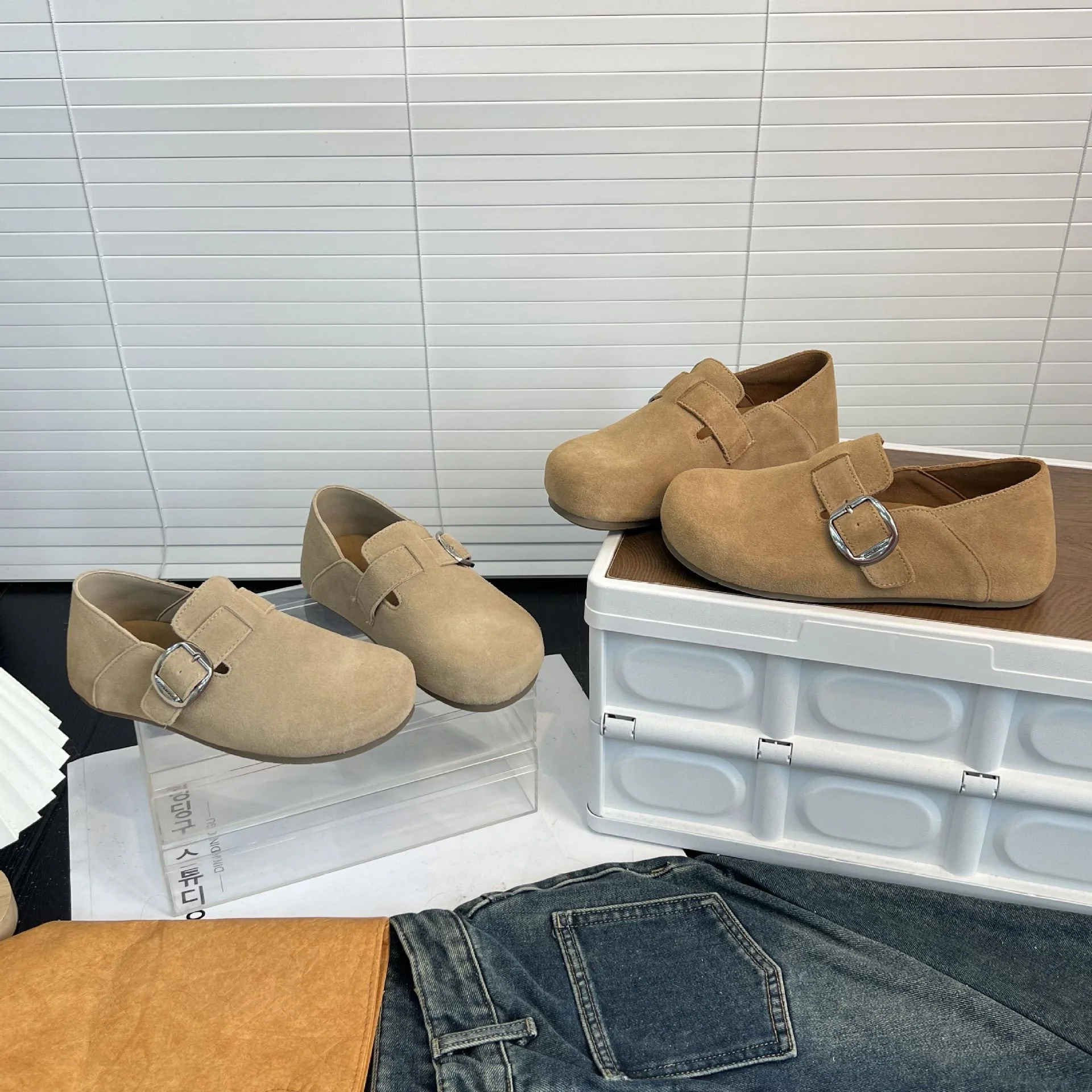 Damen Komfortable Clogs aus feinem Wildleder mit dekorativem Schnallenverschluss Heidi Mode - Image 3