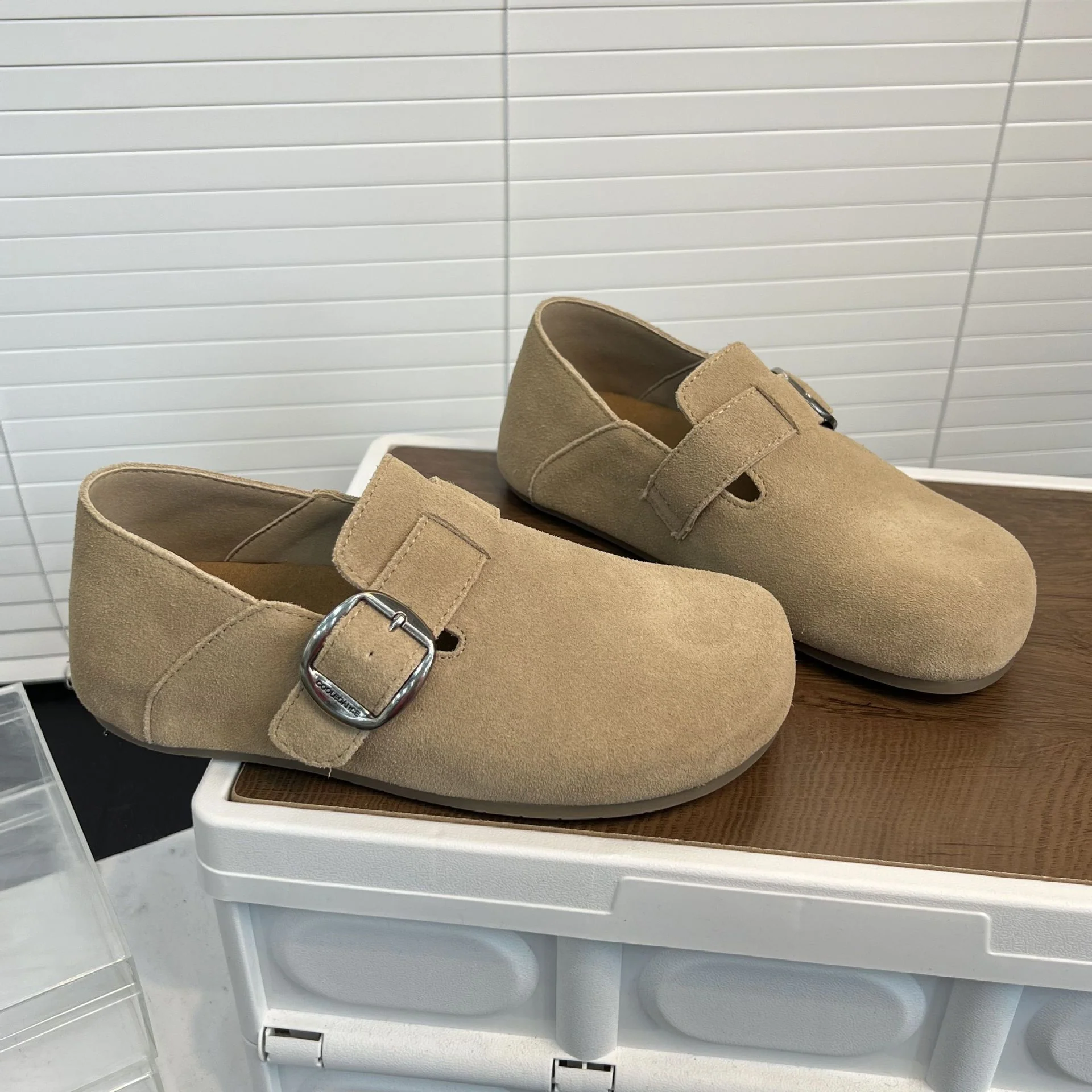 Damen Komfortable Clogs aus feinem Wildleder mit dekorativem Schnallenverschluss Heidi Mode - Image 4