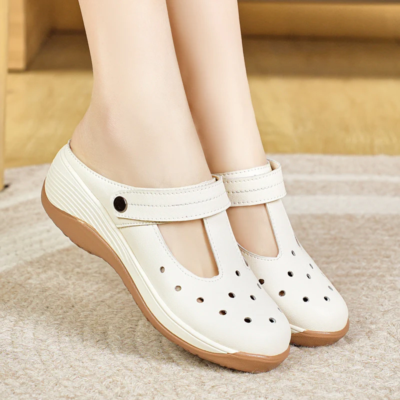 Damen Komfortable Clogs mit atmungsaktiven Ausschnitten und verstellbarem Riemen Heidi Mode - Image 2