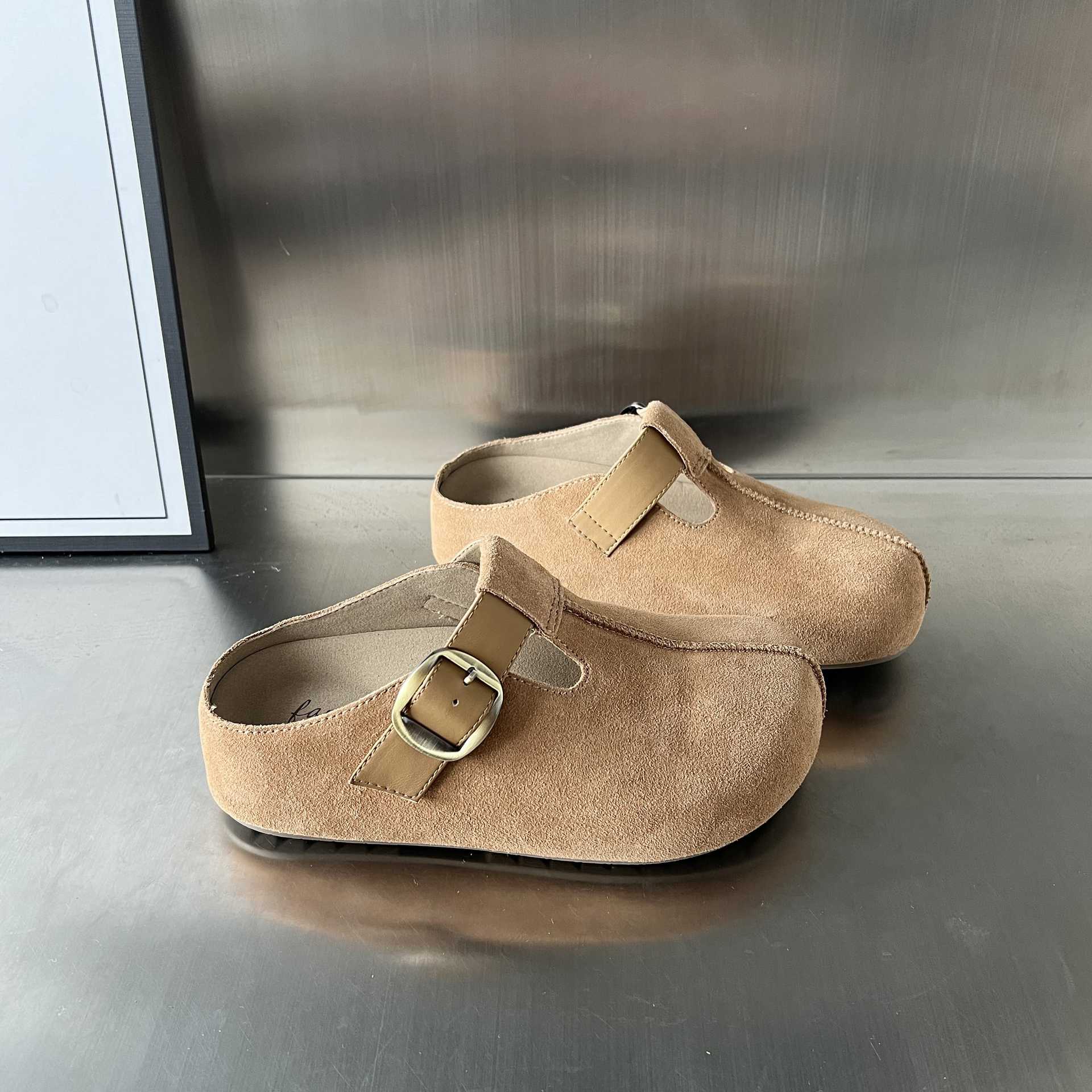 Damen Komfortable Clogs mit elegantem Schnallenverschluss aus feinem Wildleder Heidi Mode - Image 4
