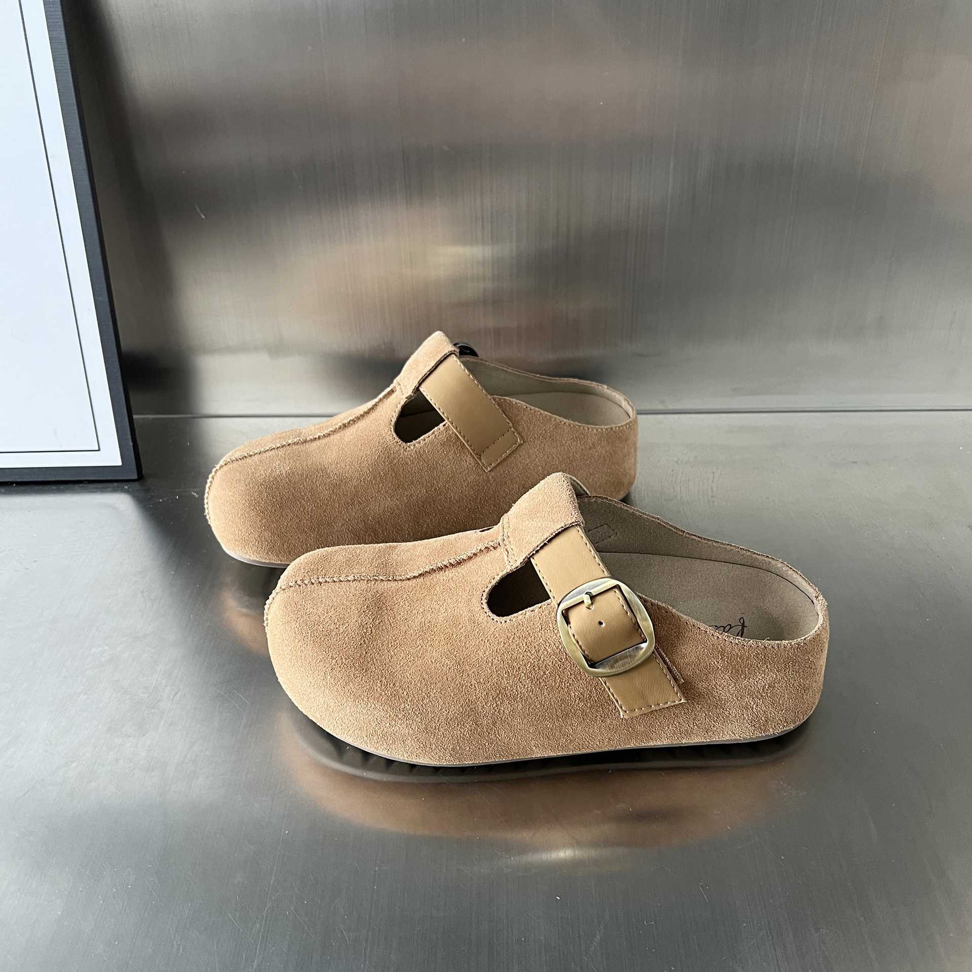Damen Komfortable Clogs mit elegantem Schnallenverschluss aus feinem Wildleder Heidi Mode - Image 6