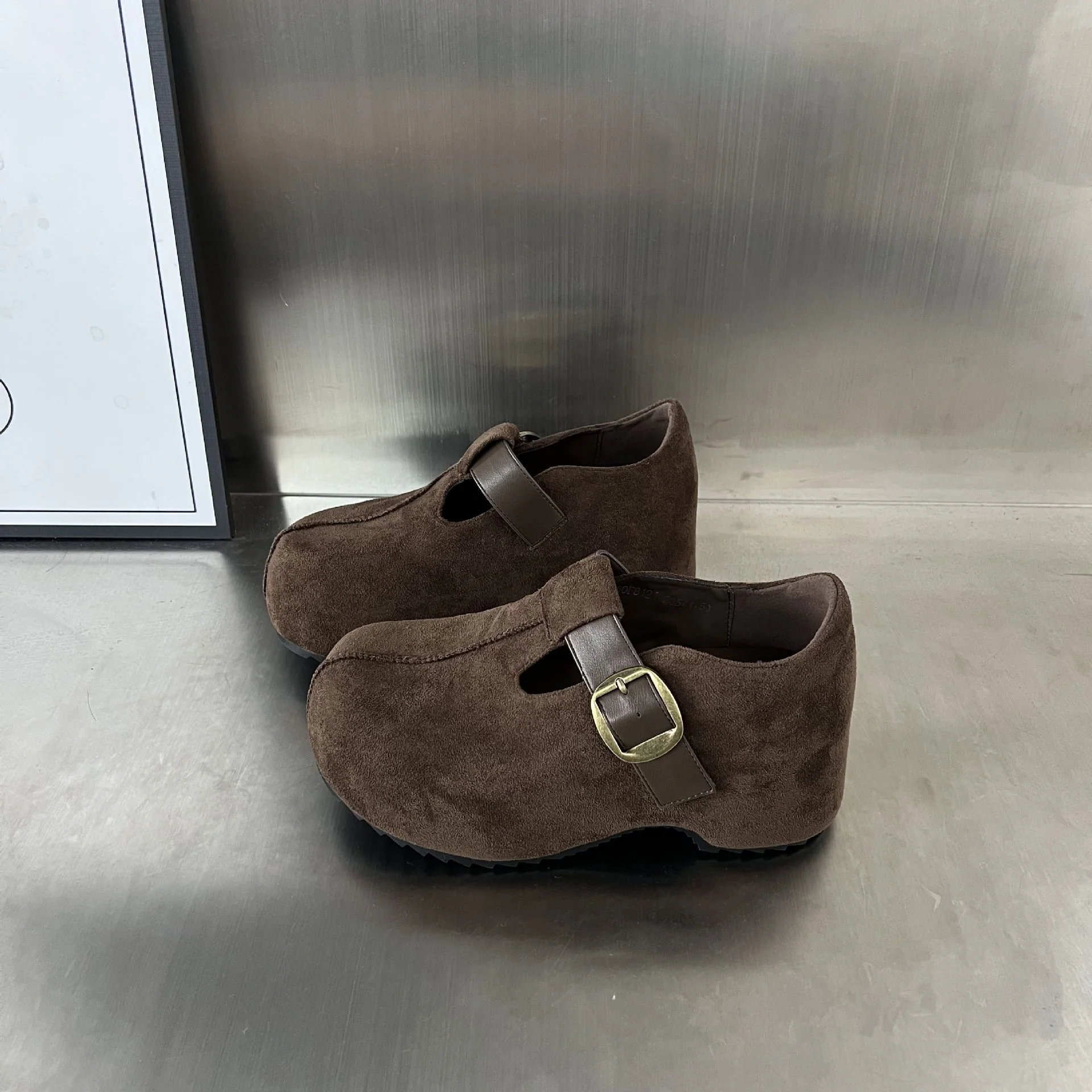 Damen Komfortable Clogs mit elegantem Schnallenverschluss aus hochwertigem Wildleder Heidi Mode - Image 2