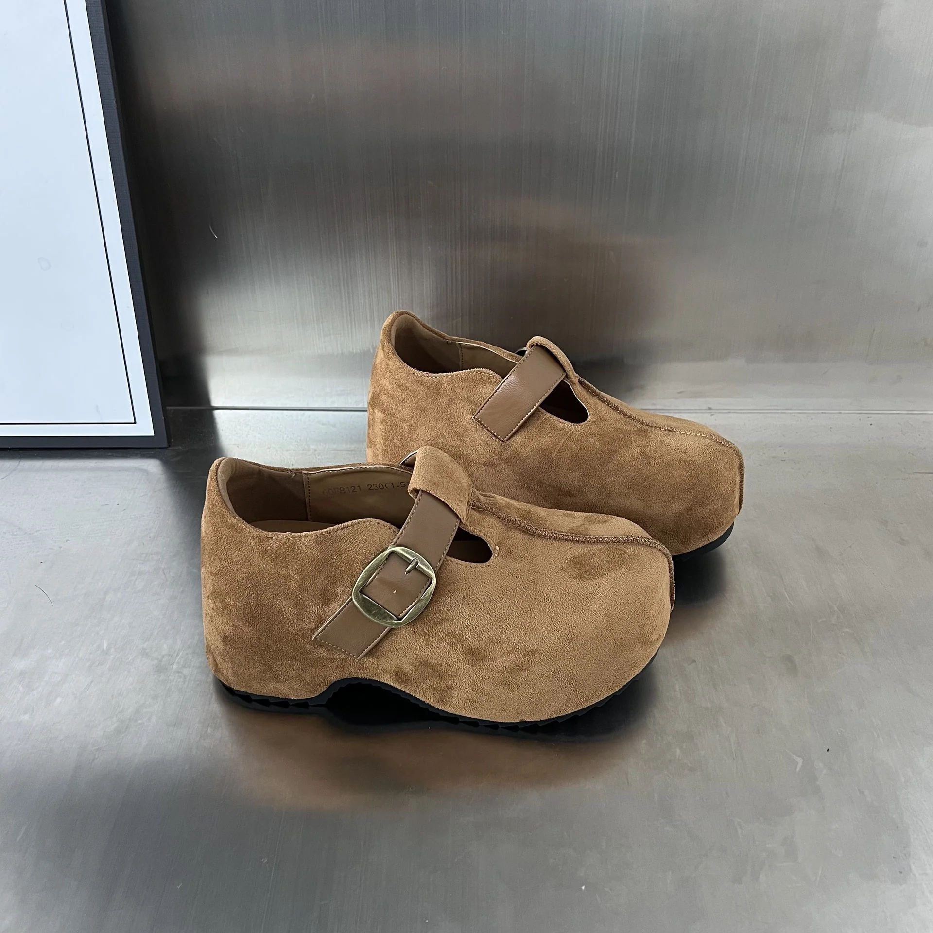 Damen Komfortable Clogs mit elegantem Schnallenverschluss aus hochwertigem Wildleder Heidi Mode - Image 4
