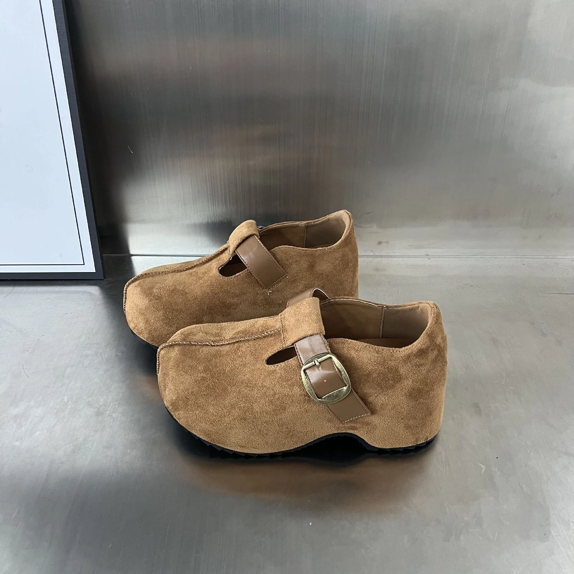 Damen Komfortable Clogs mit elegantem Schnallenverschluss aus hochwertigem Wildleder Heidi Mode - Image 6