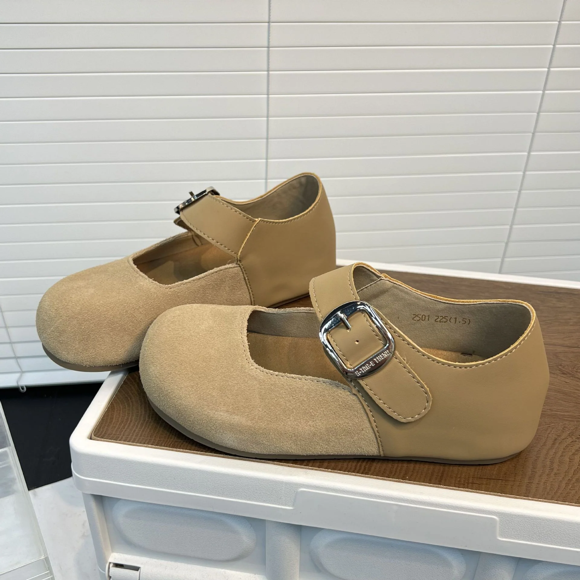 Damen Komfortable Clogs mit modischem Riemen und weichem Fußbett Heidi Mode