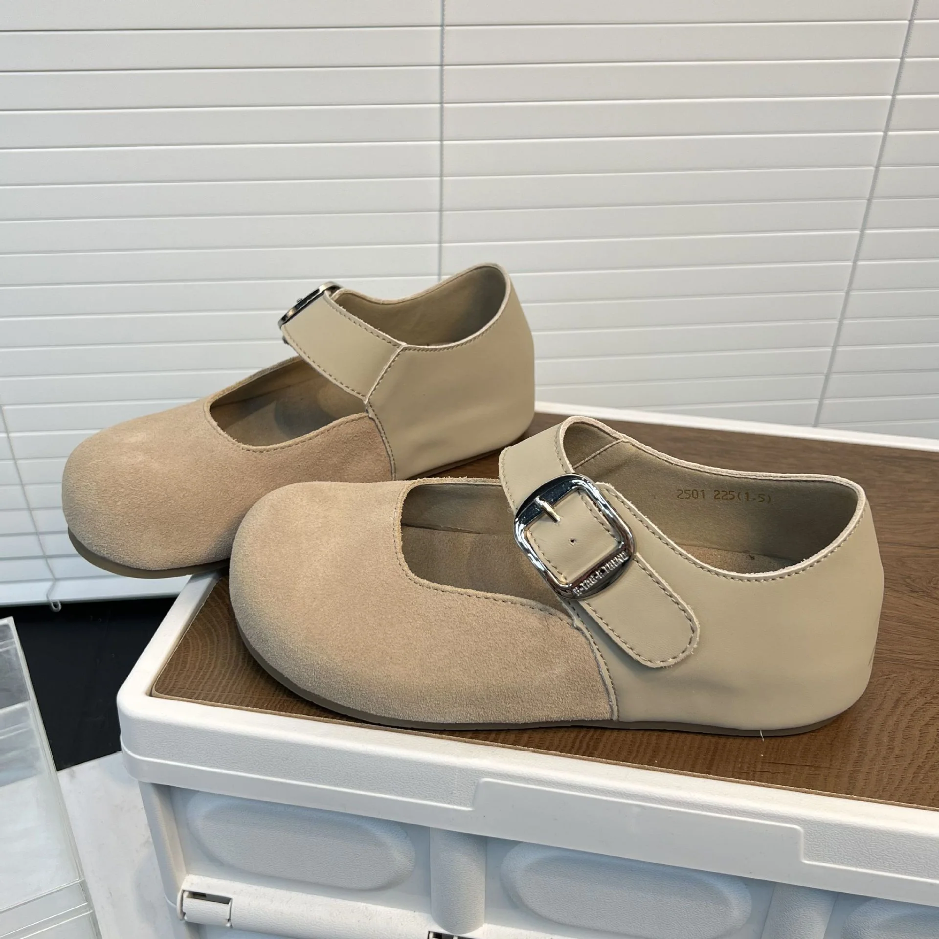 Damen Komfortable Clogs mit modischem Riemen und weichem Fußbett Heidi Mode - Image 2