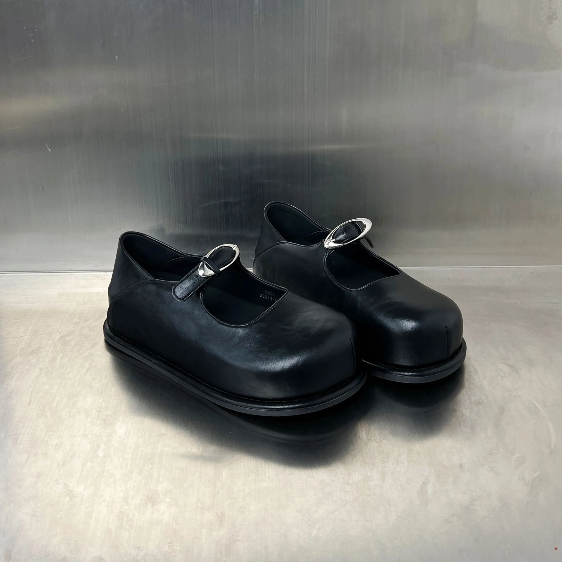 Damen Komfortable Clogs mit stilvollem Riemen und robustem Fußbett Heidi Mode - Image 3
