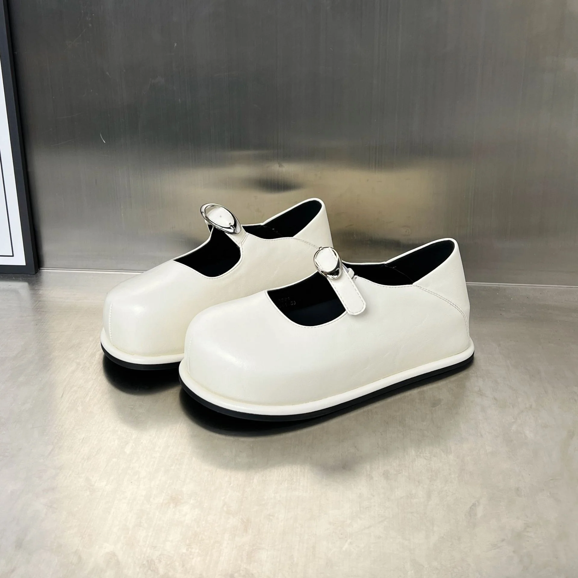 Damen Komfortable Clogs mit stilvollem Riemen und robustem Fußbett Heidi Mode - Image 7