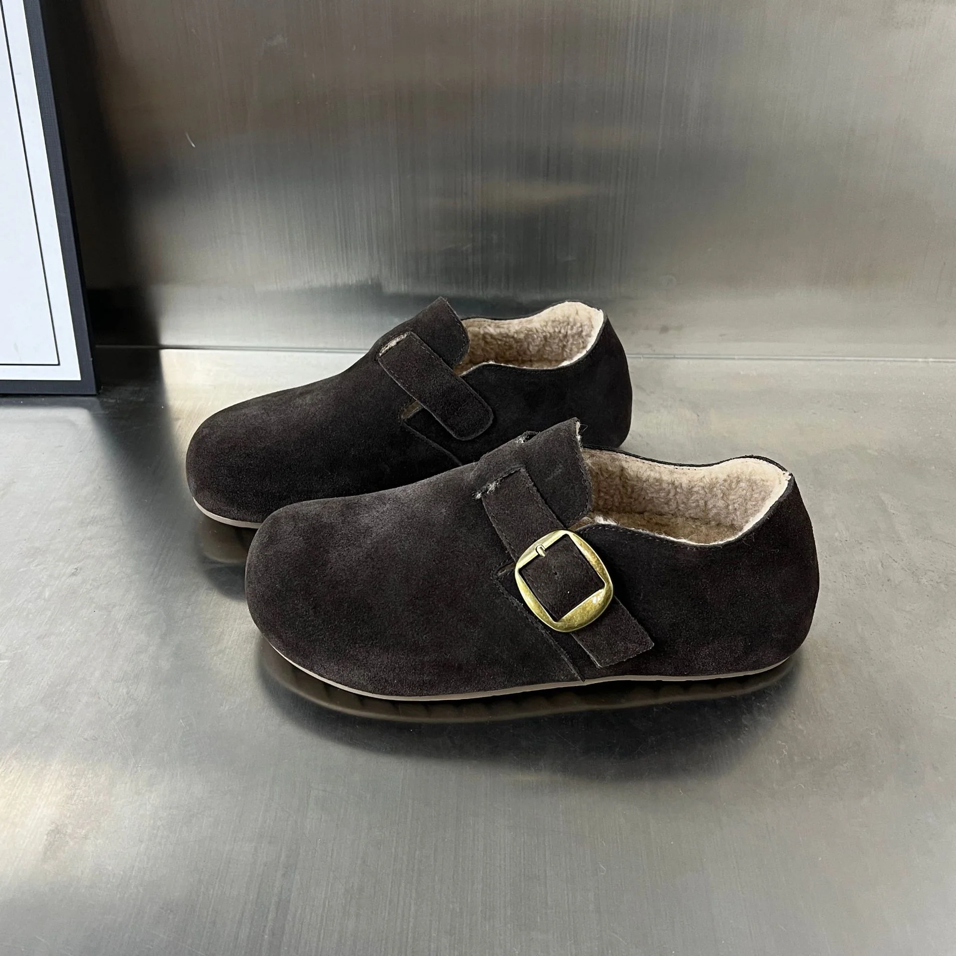 Damen Komfortable Clogs mit weichem Innenfutter und innovativem Schnallenverschluss Heidi Mode - Image 4