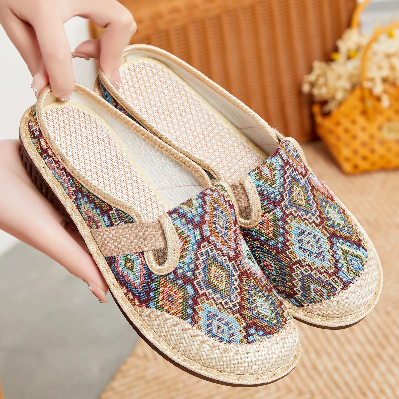 Damen Komfortable Slip-On Clogs mit buntem Muster und flexiblem Riemen Heidi Mode - Image 6