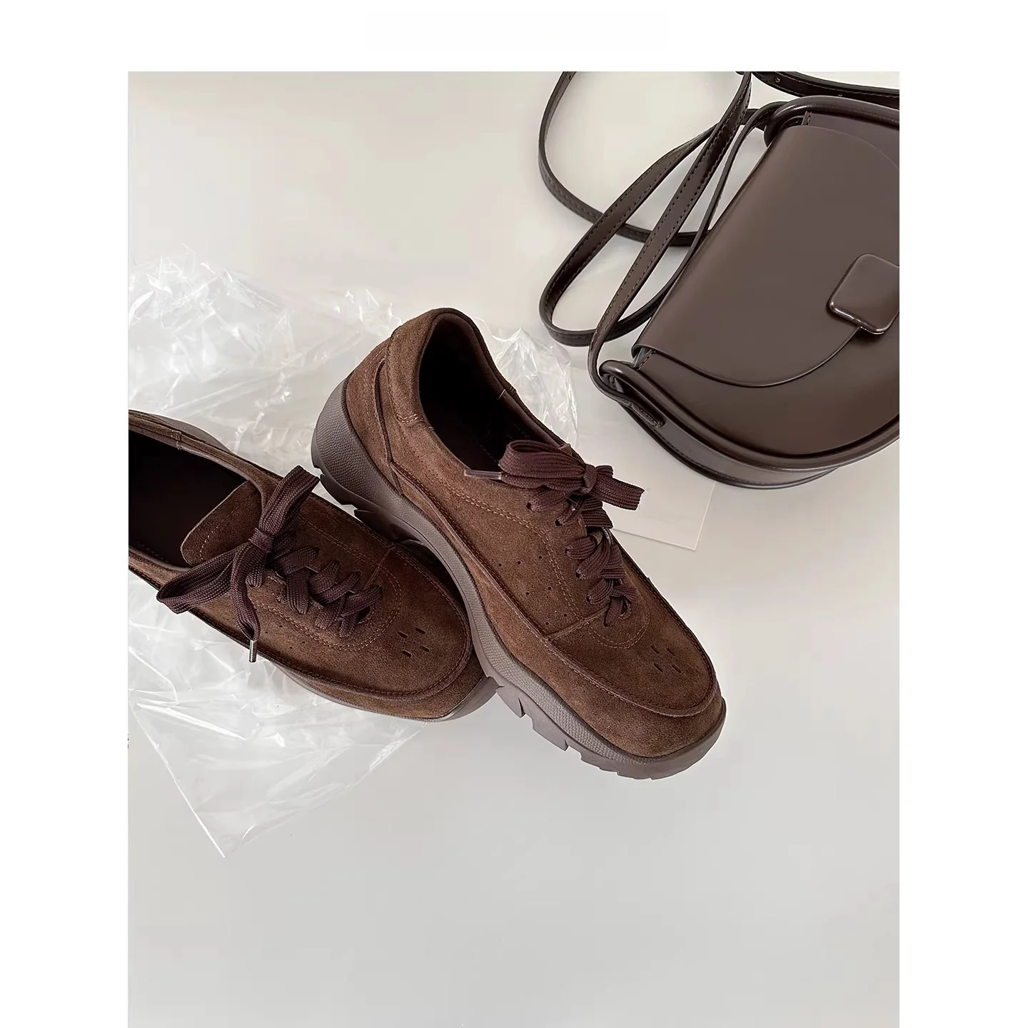 Damen Komfortable Sneaker mit gepolsterter Innensohle und trendiger Schnürung Heidi Mode - Image 2