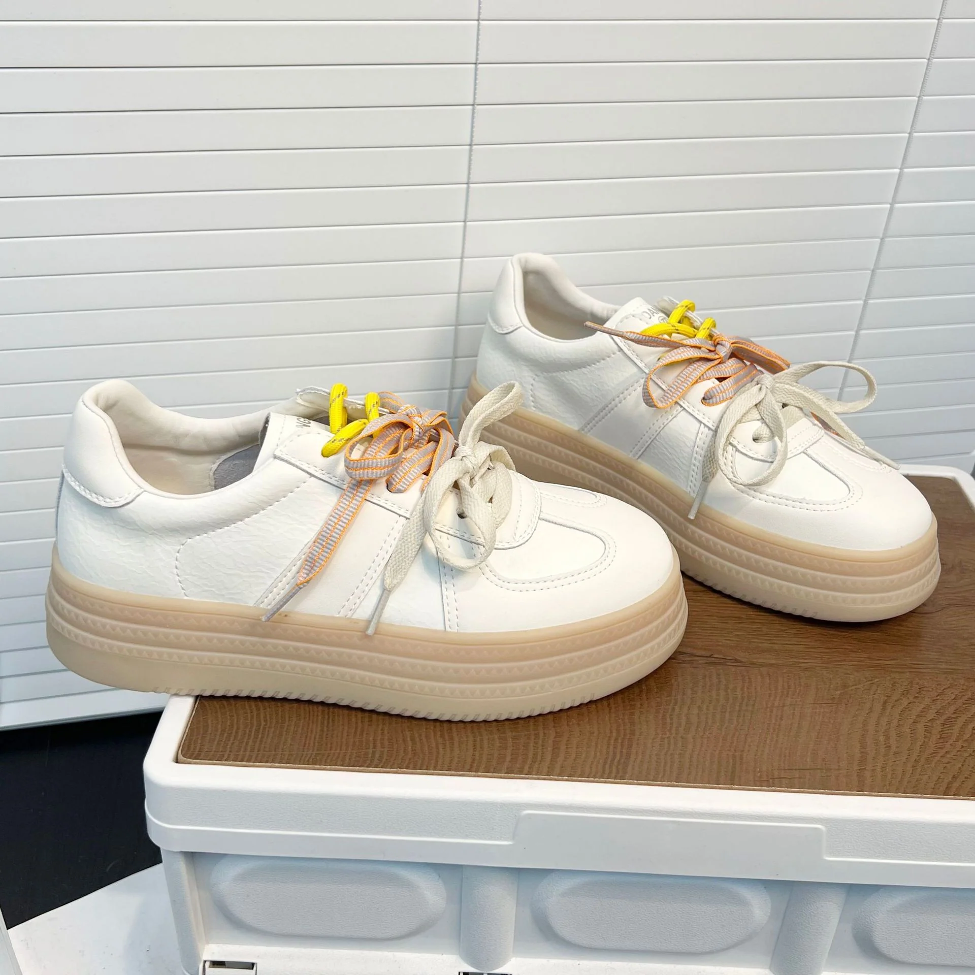 Damen Komfortable Sneaker mit praktischem Plateau und farbigen Schnürsenkeln Heidi Mode - Image 4