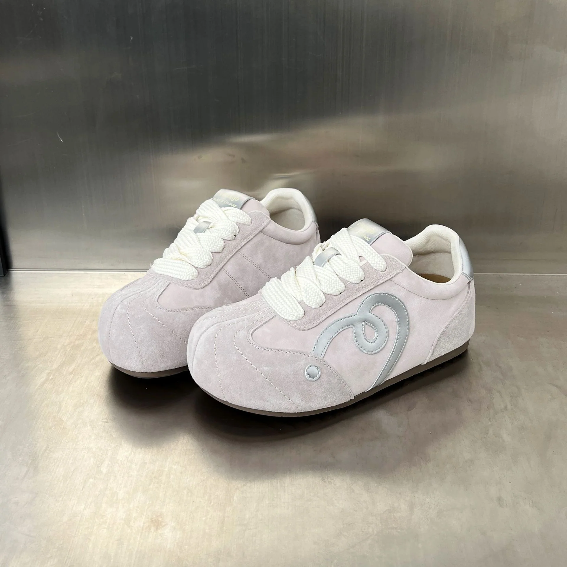 Damen Komfortable Sneaker mit weichem Wildleder-Obermaterial und innovativer Dämpfungstechnologie Heidi Mode - Image 2