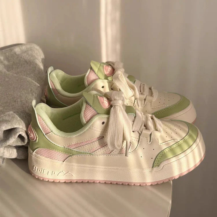 Damen Komfortable Sneakers im Retro-Stil mit perforierten Details Heidi Mode - Image 3