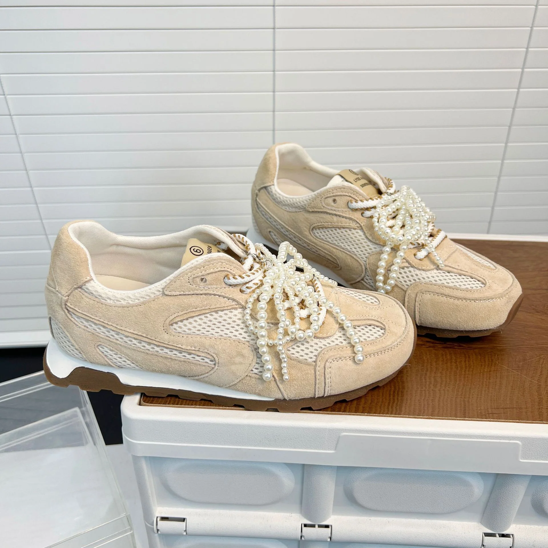 Damen Komfortable Sneakers mit innovativer Mesh-Oberfläche und dekorativen Perlenapplikationen Heidi Mode - Image 4