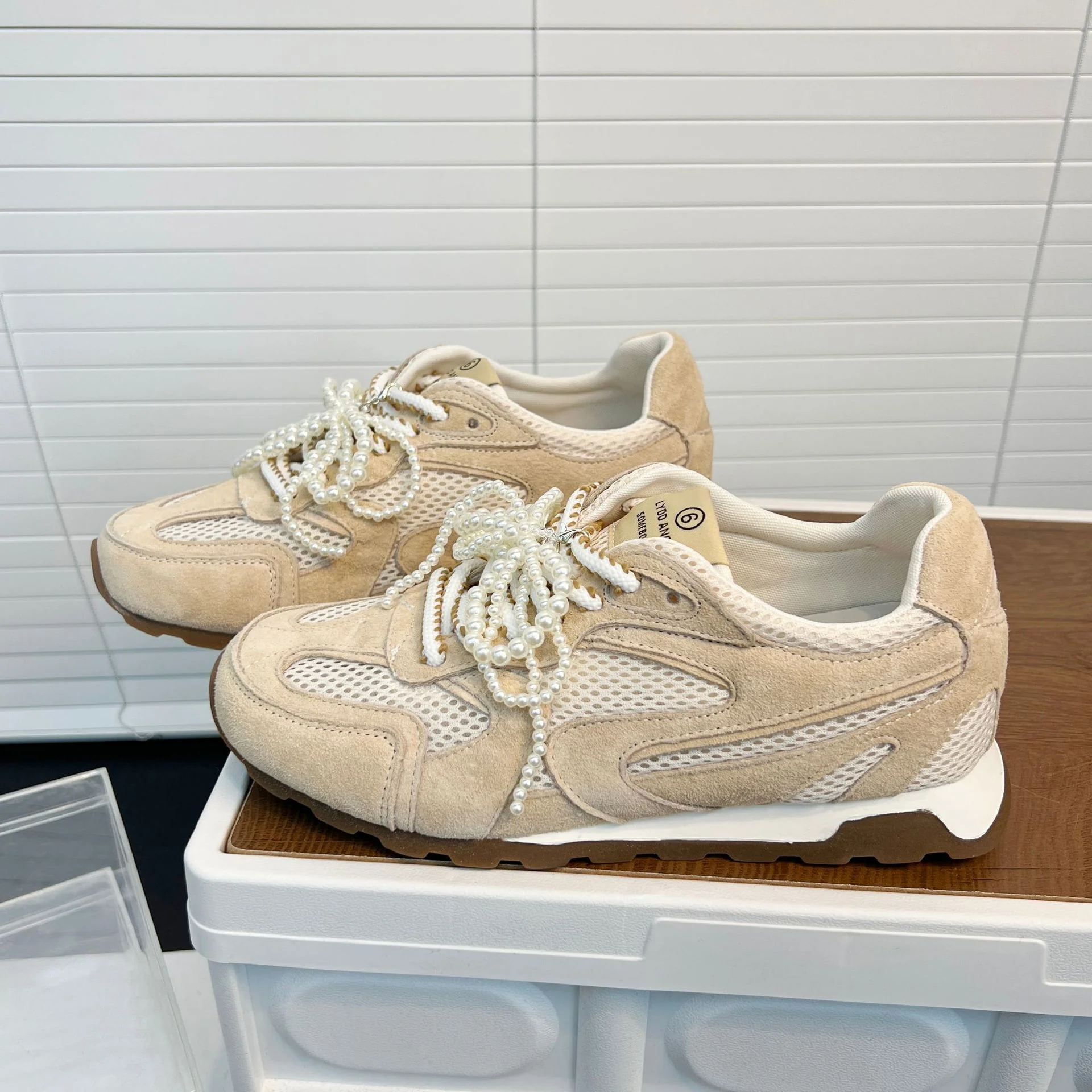 Damen Komfortable Sneakers mit innovativer Mesh-Oberfläche und dekorativen Perlenapplikationen Heidi Mode - Image 6
