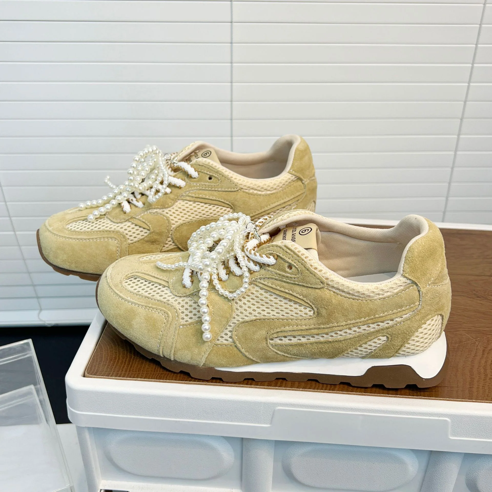 Damen Komfortable Sneakers mit innovativer Mesh-Oberfläche und dekorativen Perlenapplikationen Heidi Mode - Image 7