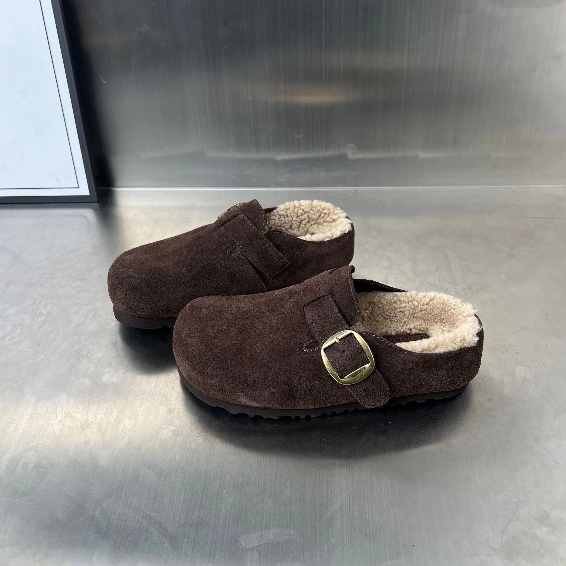 Damen Komfortable Suede Clogs mit weichem Innenfutter und dekorativer Schnalle Heidi Mode - Image 2
