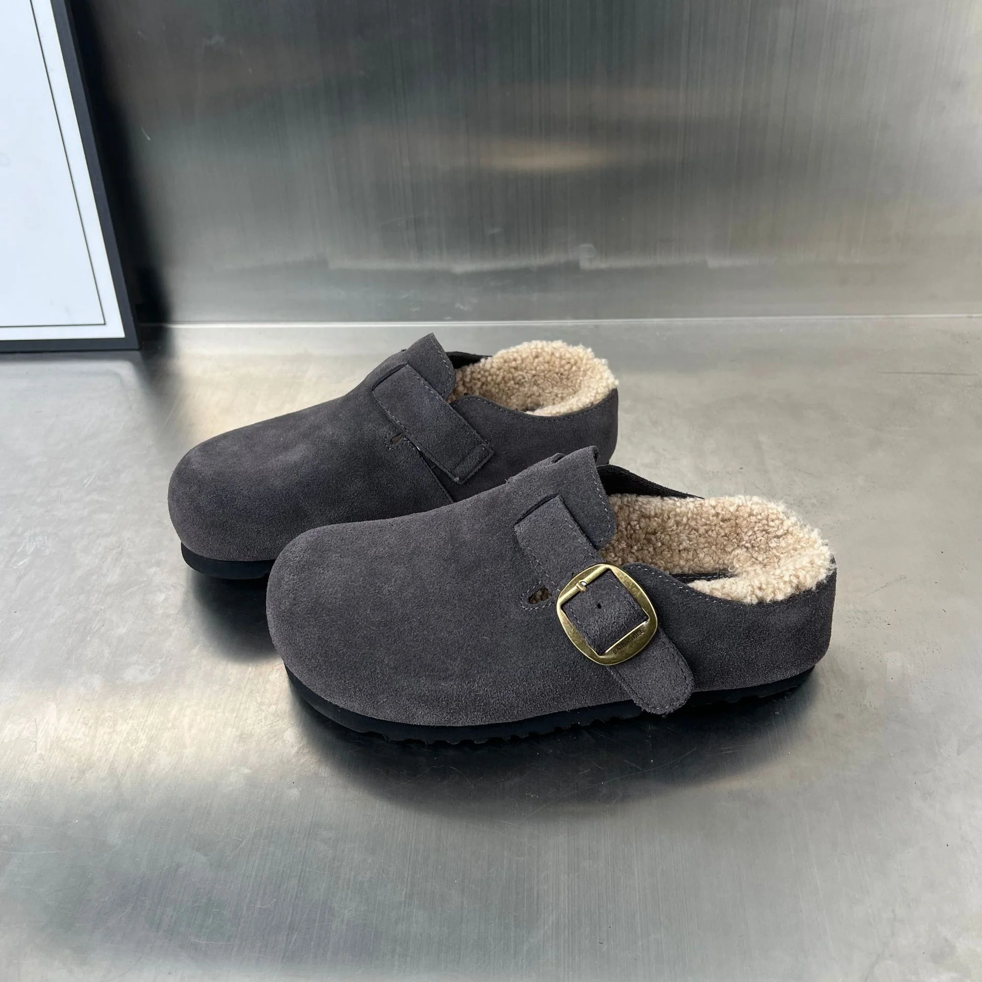 Damen Komfortable Suede Clogs mit weichem Innenfutter und dekorativer Schnalle Heidi Mode - Image 6