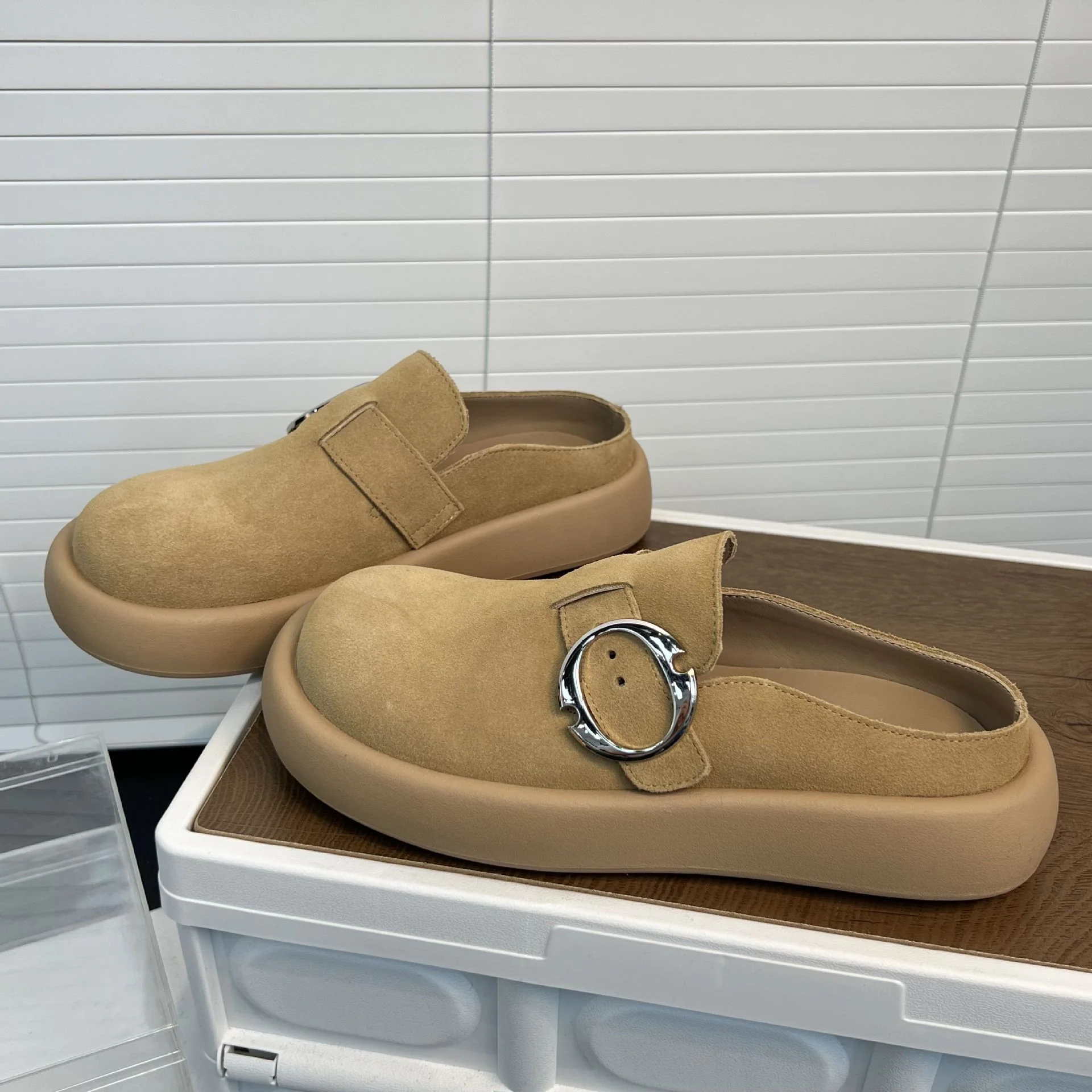 Damen Komfortable und modische Clogs mit dekorativem Detail Heidi Mode