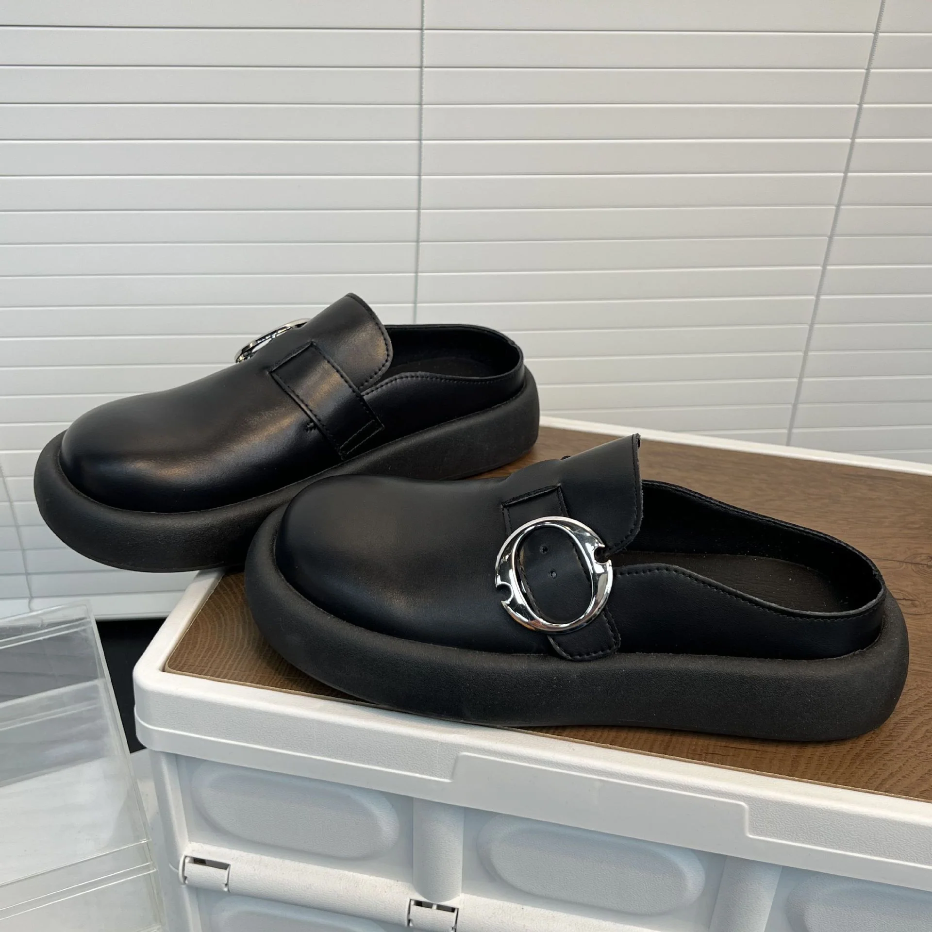 Damen Komfortable und modische Clogs mit dekorativem Detail Heidi Mode - Image 2