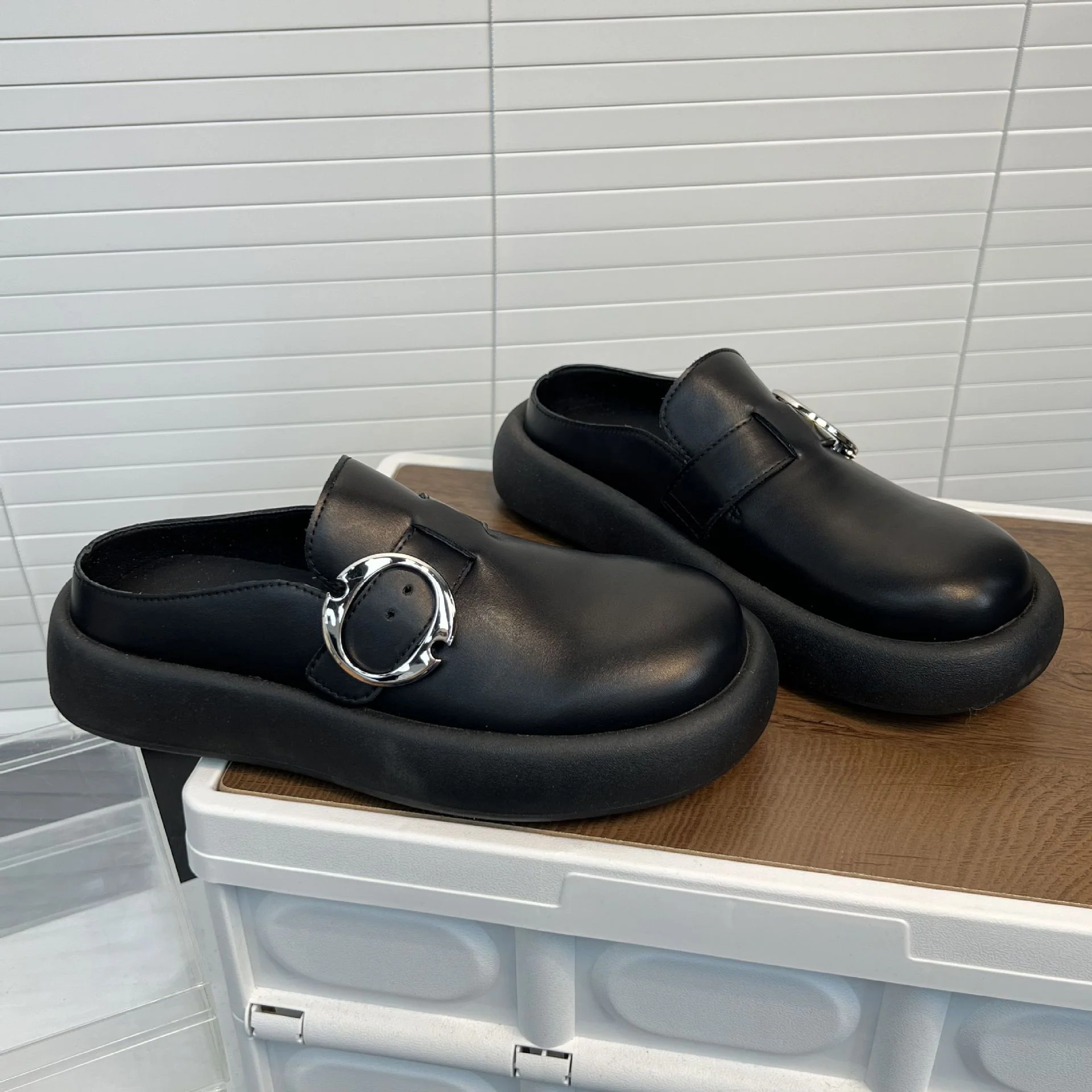 Damen Komfortable und modische Clogs mit dekorativem Detail Heidi Mode - Image 4