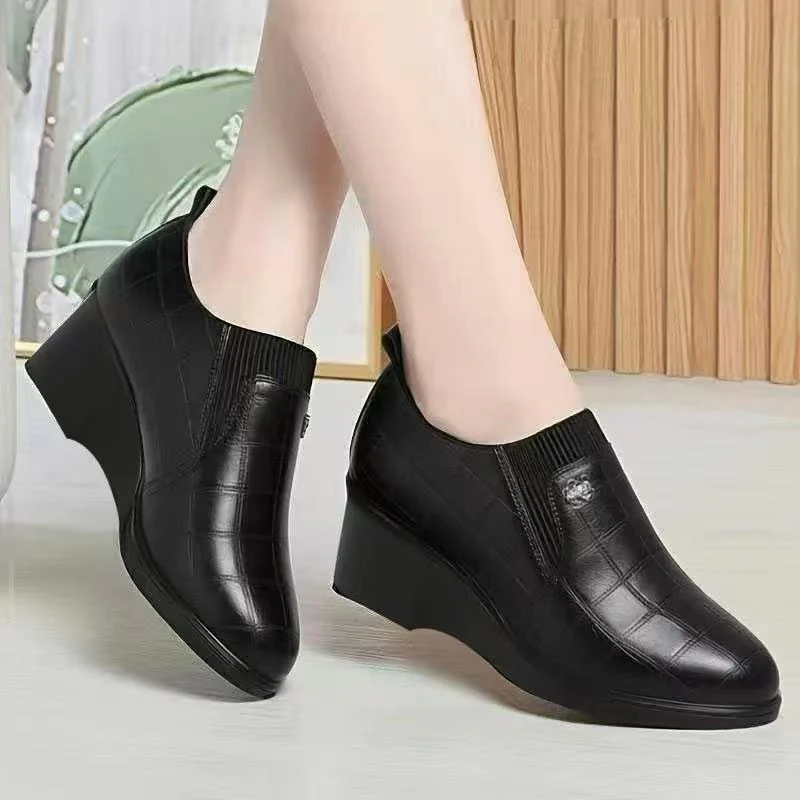 Damen Komfortable Wedge-Stiefeletten mit elegantem Design und elastischen Einsätzen Heidi Mode - Image 3