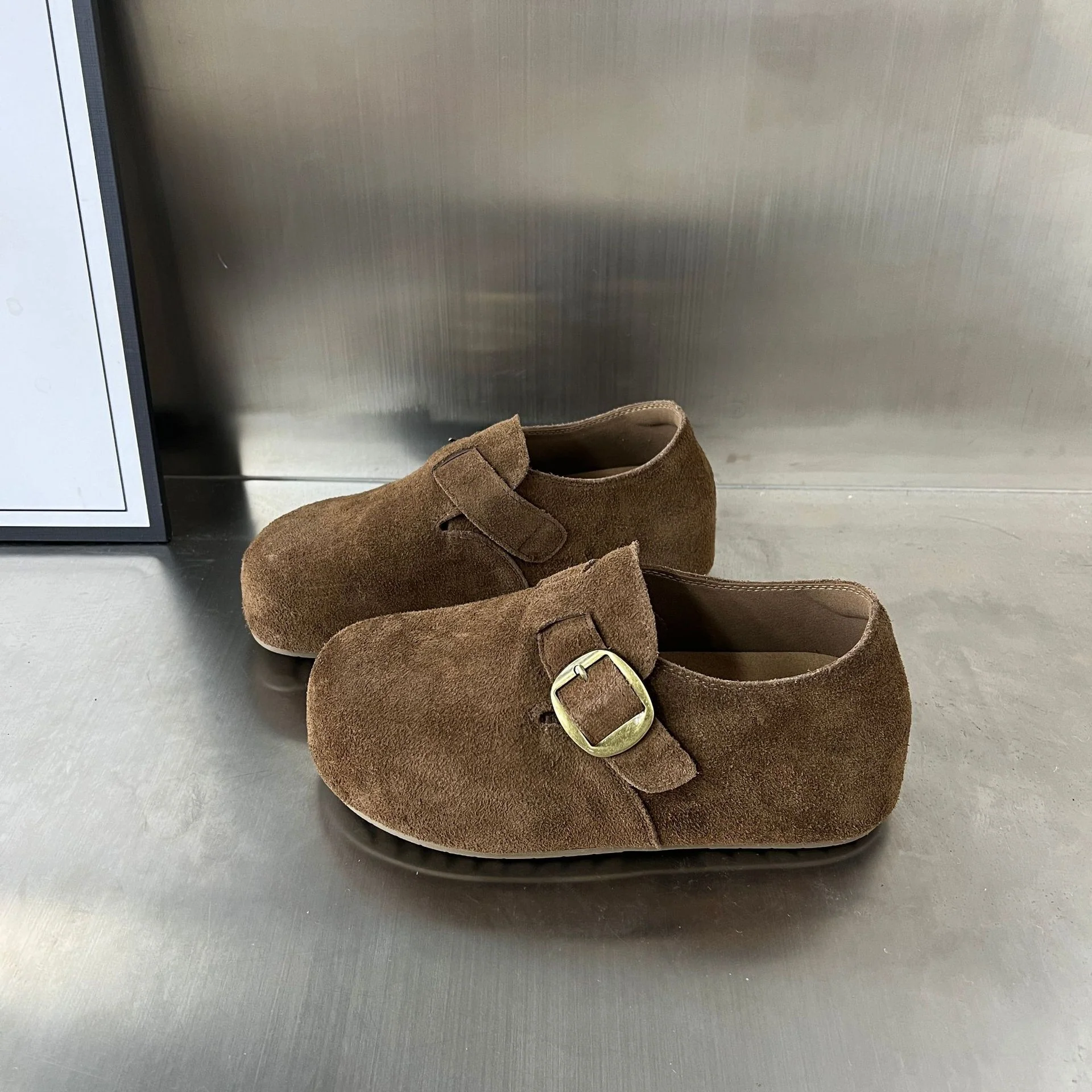 Damen Komfortable Wildleder-Clogs mit dekorativem Schnallenverschluss Heidi Mode - Image 2