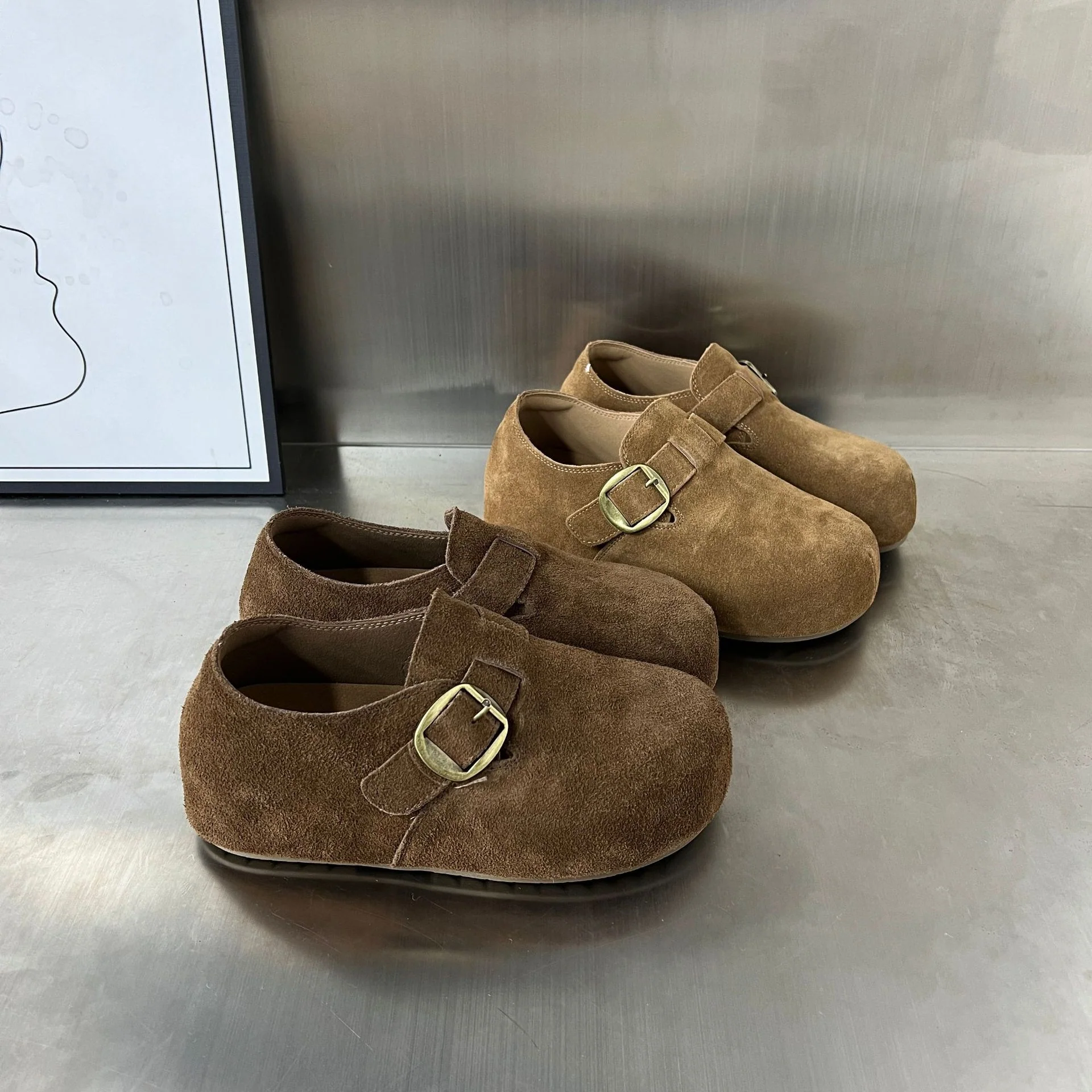 Damen Komfortable Wildleder-Clogs mit dekorativem Schnallenverschluss Heidi Mode - Image 3