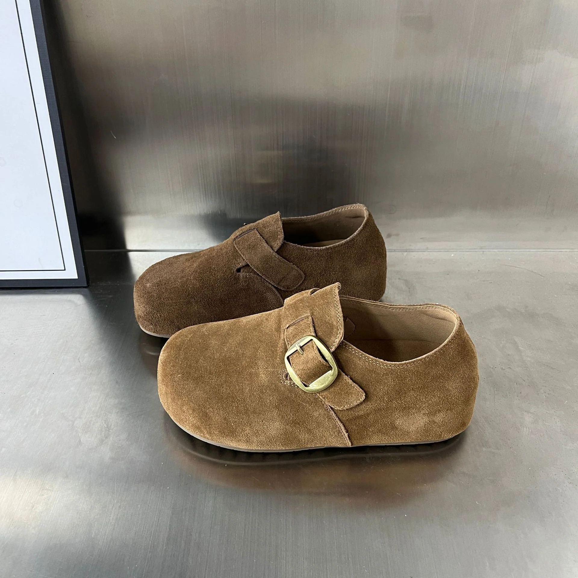 Damen Komfortable Wildleder-Clogs mit dekorativem Schnallenverschluss Heidi Mode - Image 4