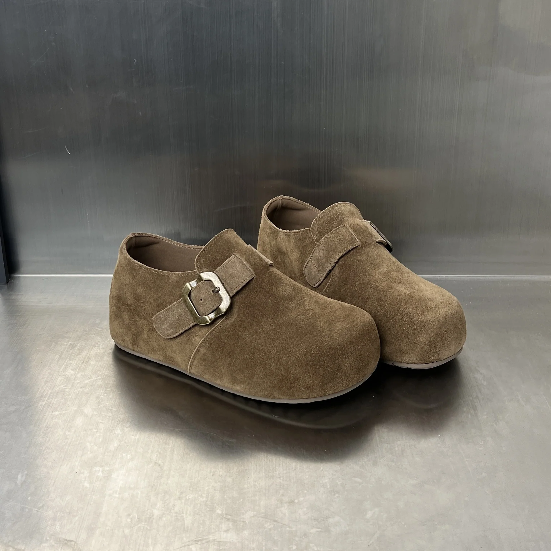 Damen Komfortable Wildleder-Clogs mit elegantem Schnallenverschluss Heidi Mode - Image 4