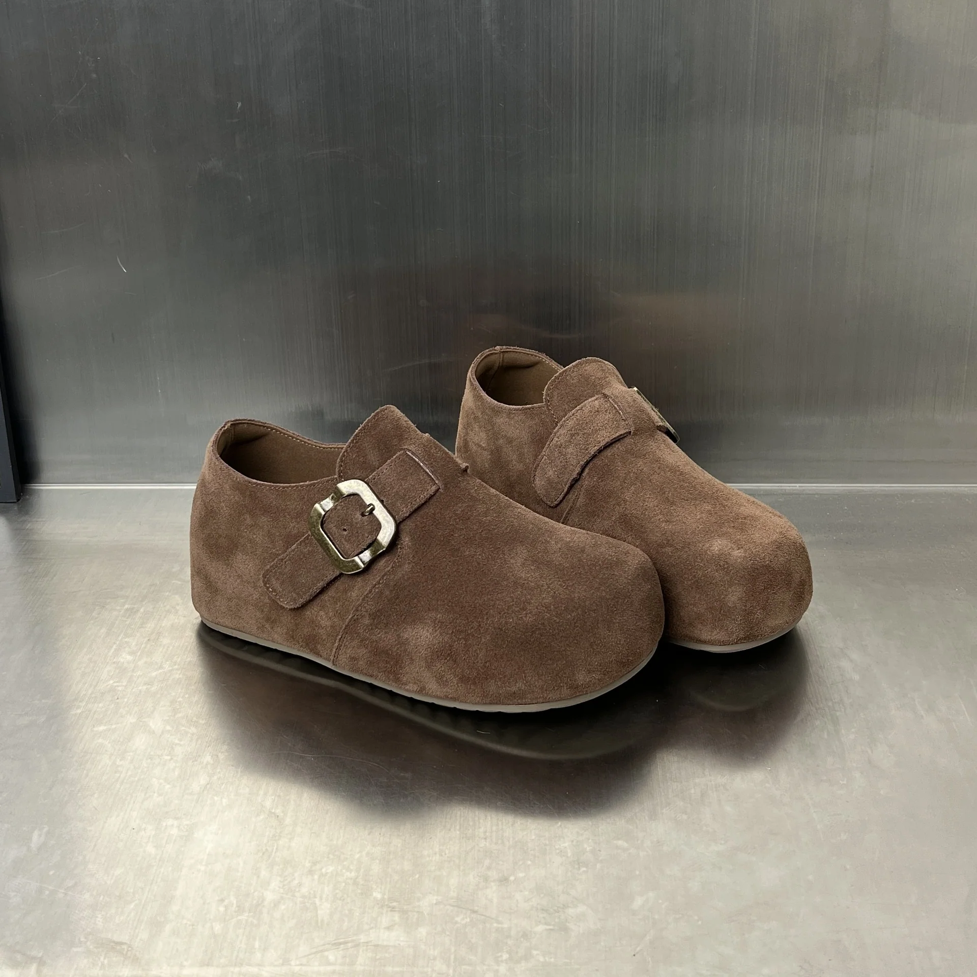 Damen Komfortable Wildleder-Clogs mit elegantem Schnallenverschluss Heidi Mode - Image 5