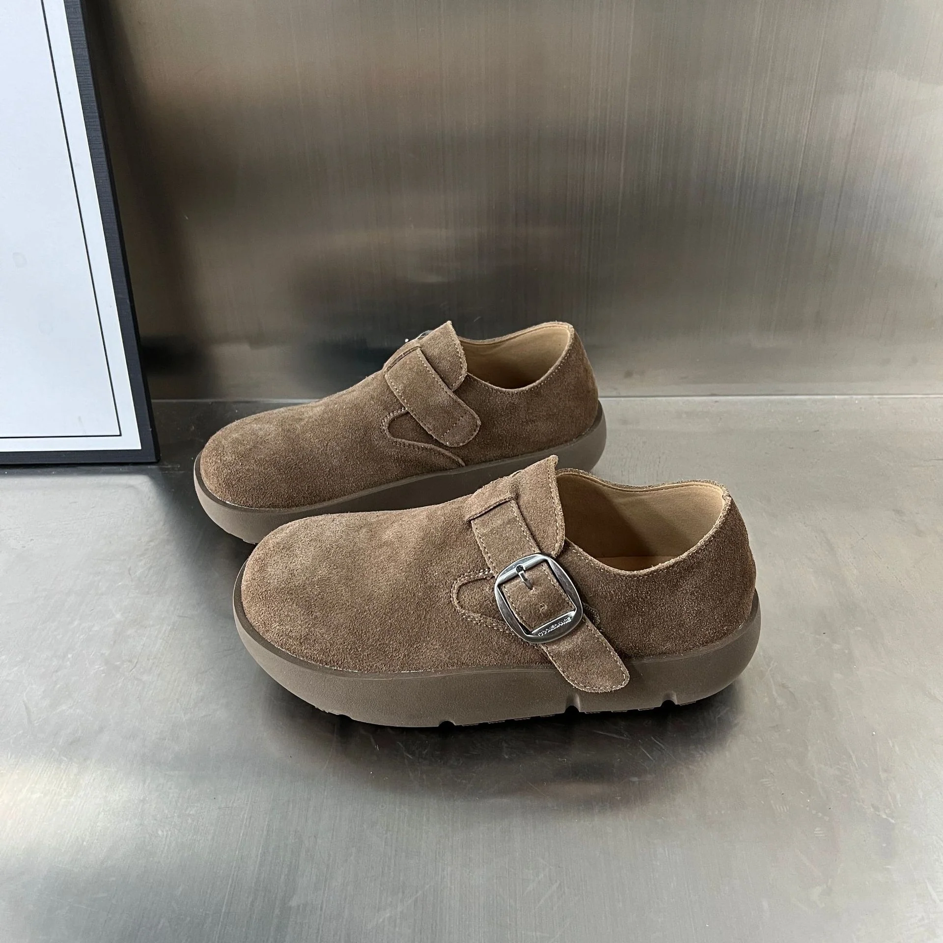 Damen Komfortable Wildleder-Clogs mit modischem Riemen und ergonomischem Fußbett Heidi Mode - Image 2