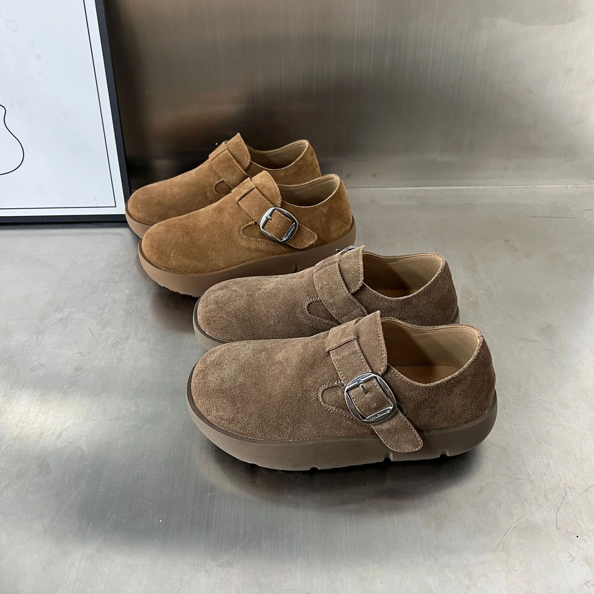 Damen Komfortable Wildleder-Clogs mit modischem Riemen und ergonomischem Fußbett Heidi Mode - Image 3