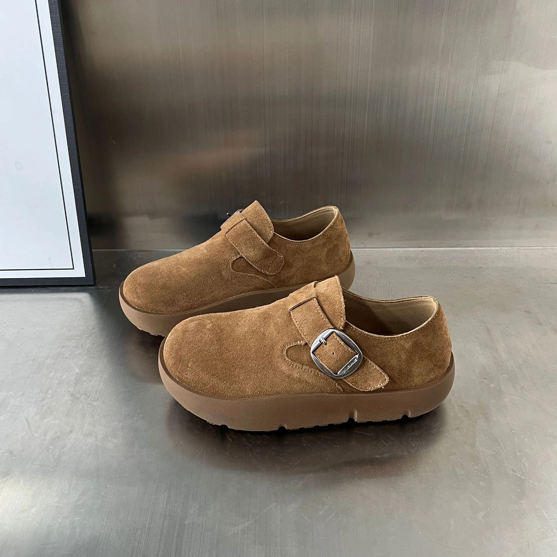 Damen Komfortable Wildleder-Clogs mit modischem Riemen und ergonomischem Fußbett Heidi Mode - Image 6