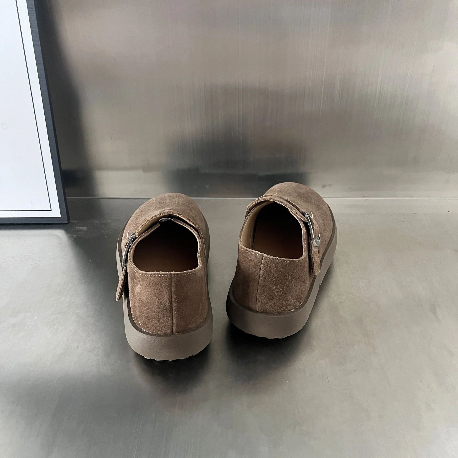 Damen Komfortable Wildleder-Clogs mit modischem Schnallenverschluss Heidi Mode - Image 4