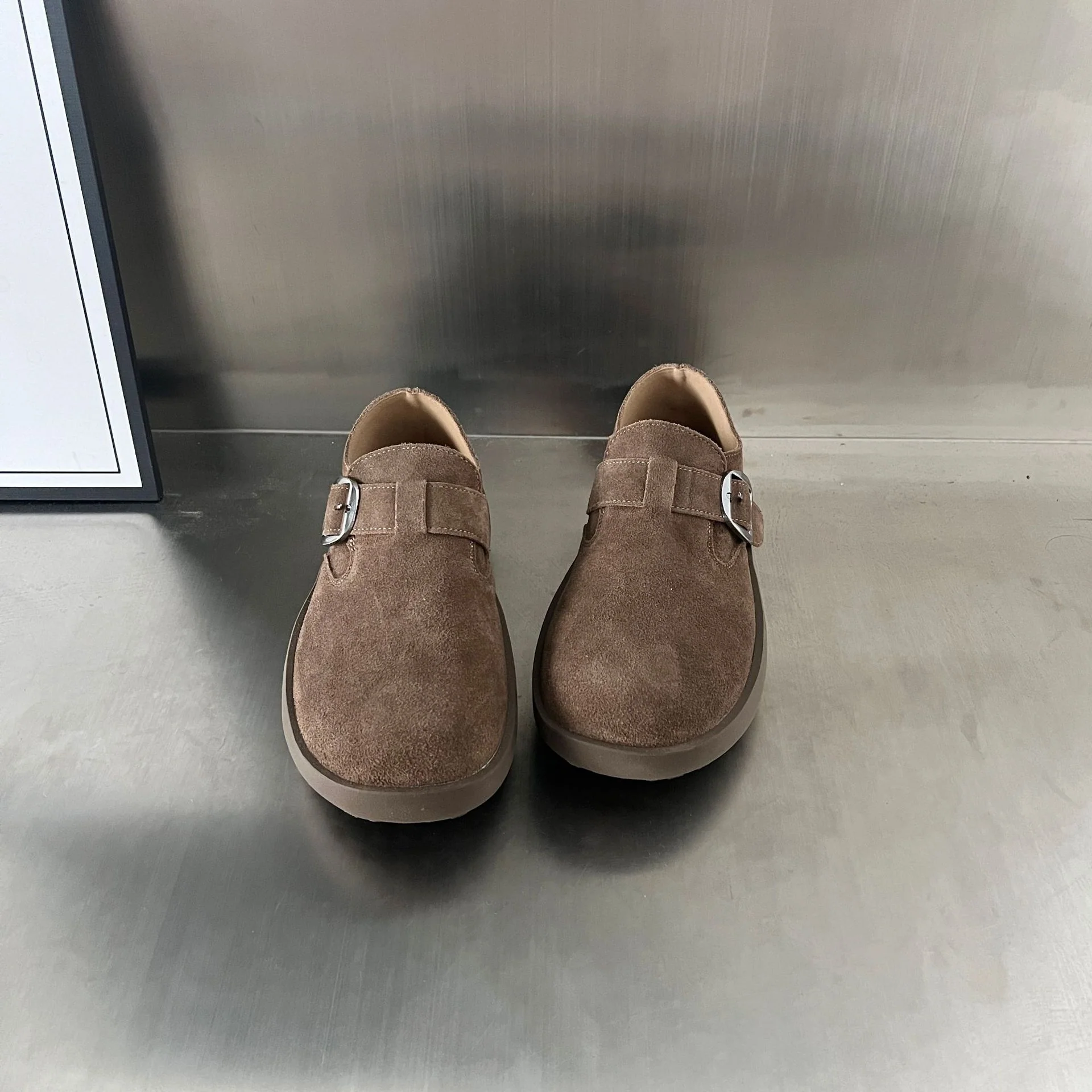 Damen Komfortable Wildleder-Clogs mit modischem Schnallenverschluss Heidi Mode - Image 5