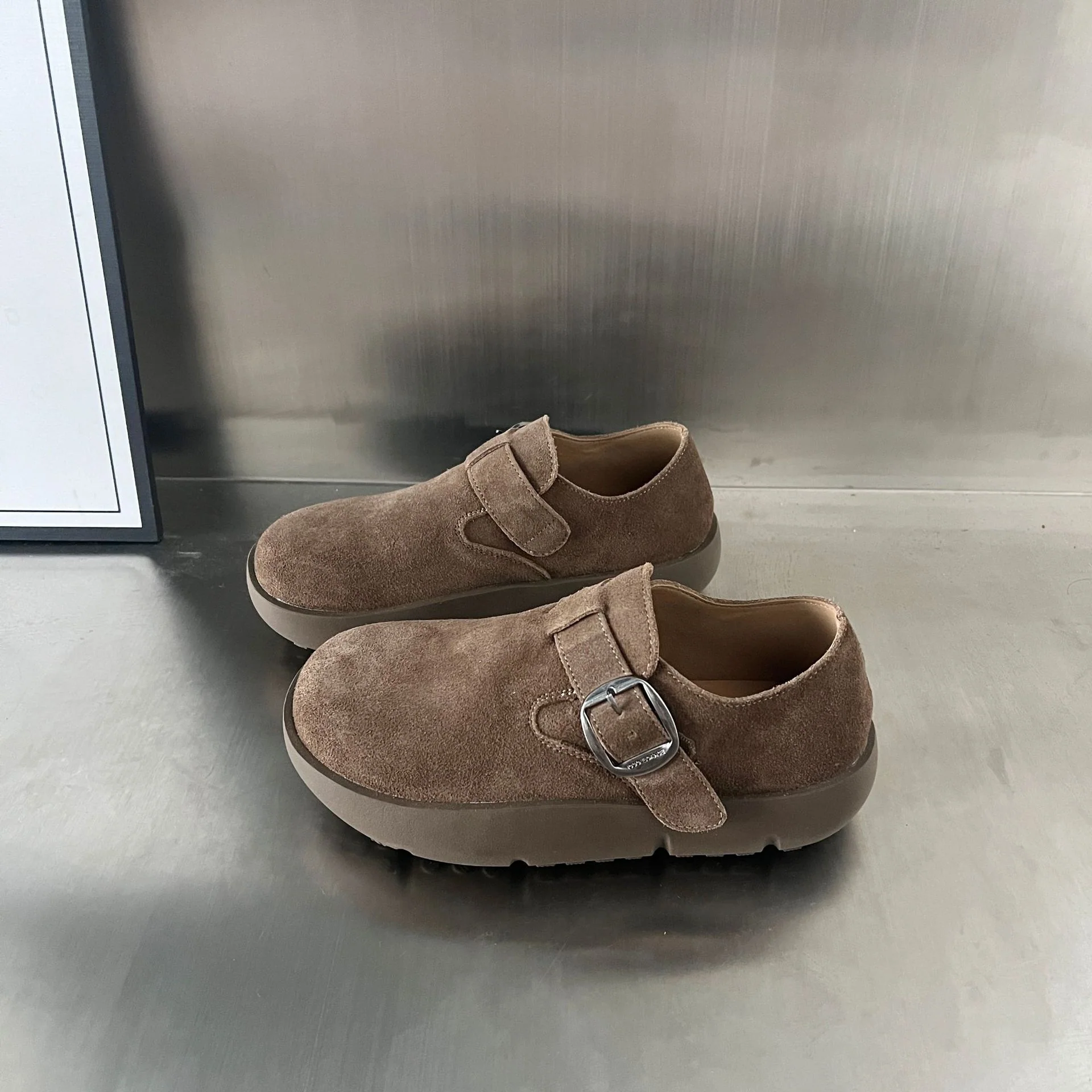 Damen Komfortable Wildleder-Clogs mit modischem Schnallenverschluss Heidi Mode - Image 6