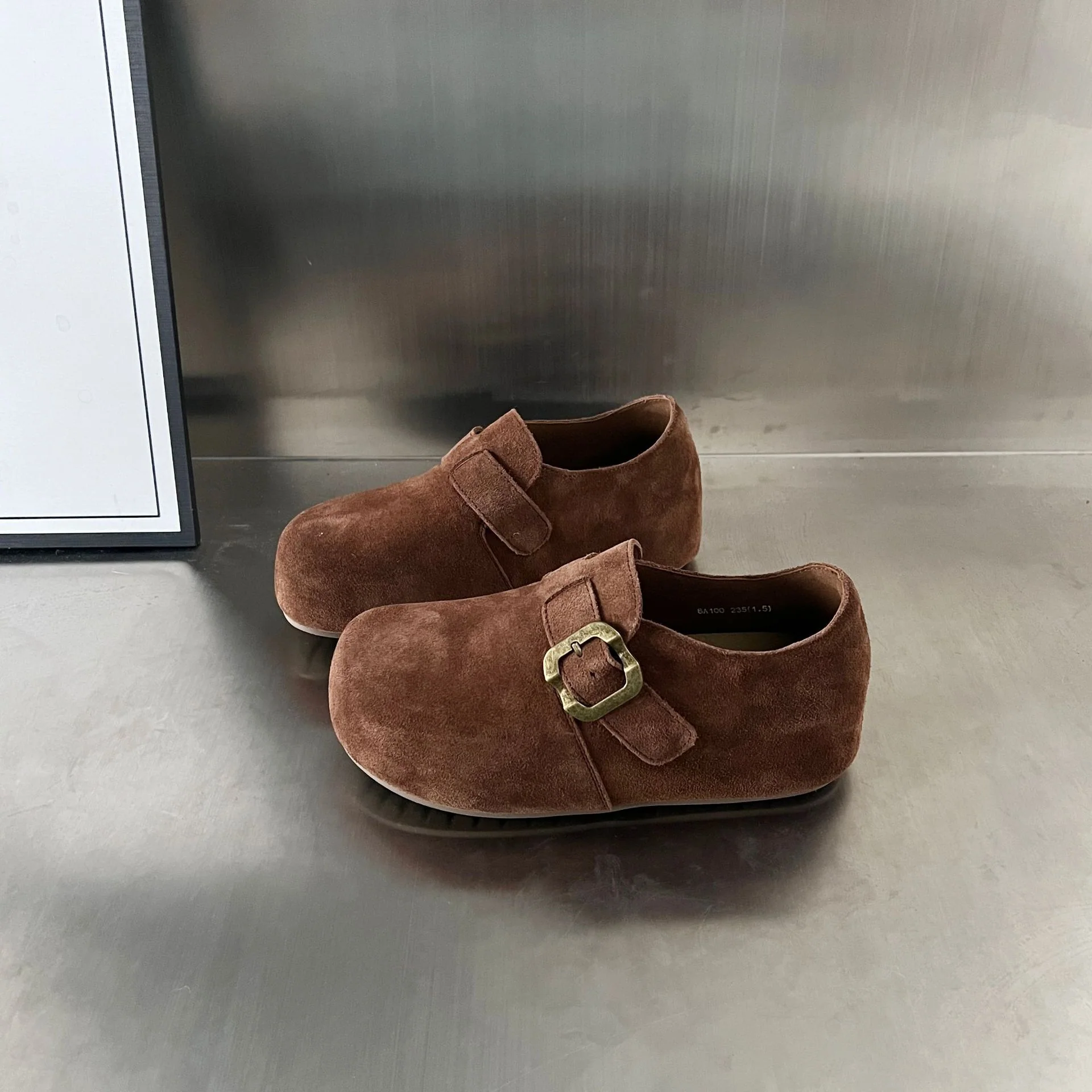 Damen Komfortable Wildleder-Clogs mit modischem Schnallenverschluss Heidi Mode - Image 2