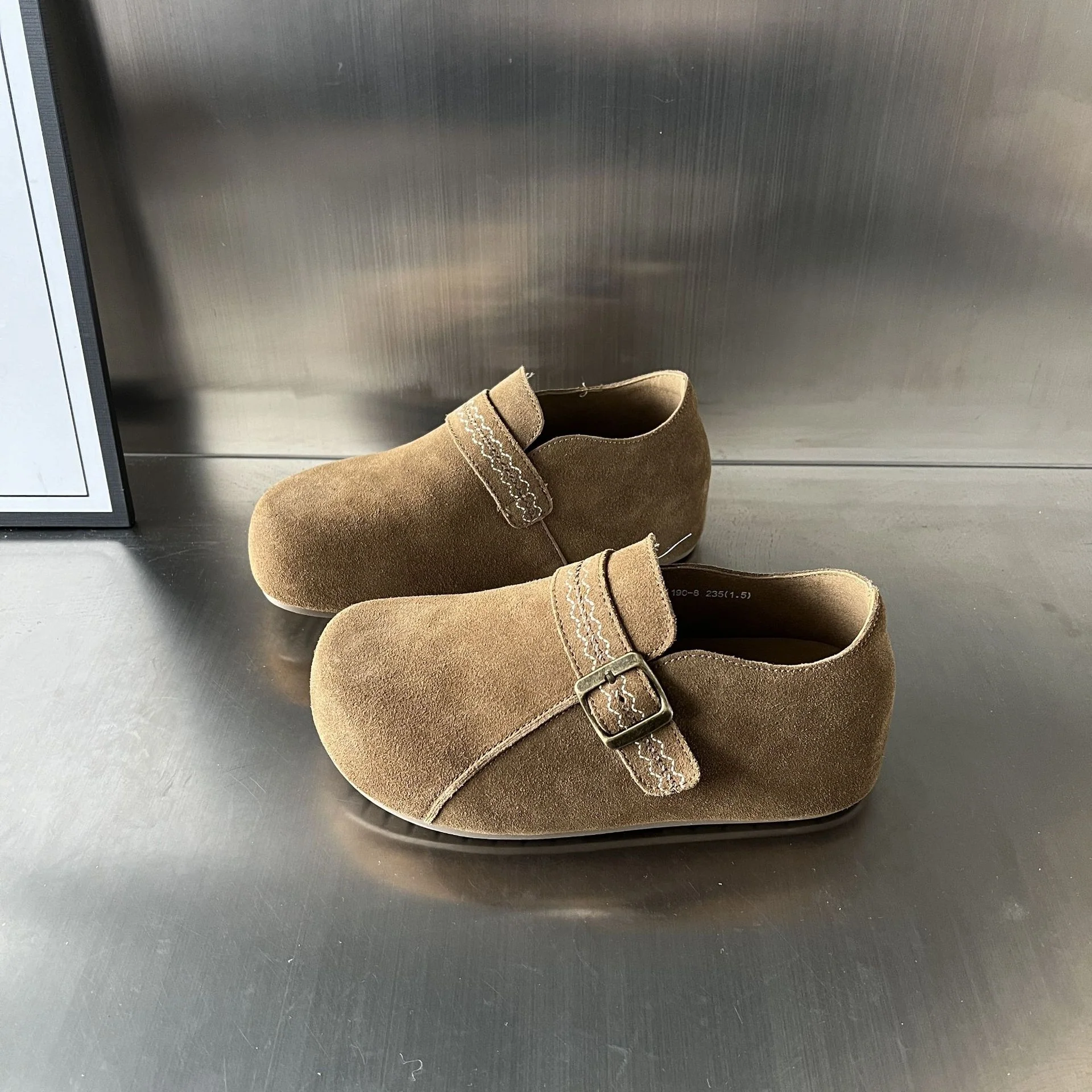Damen Komfortable Wildleder-Clogs mit verstellbarem Riemen Heidi Mode - Image 2