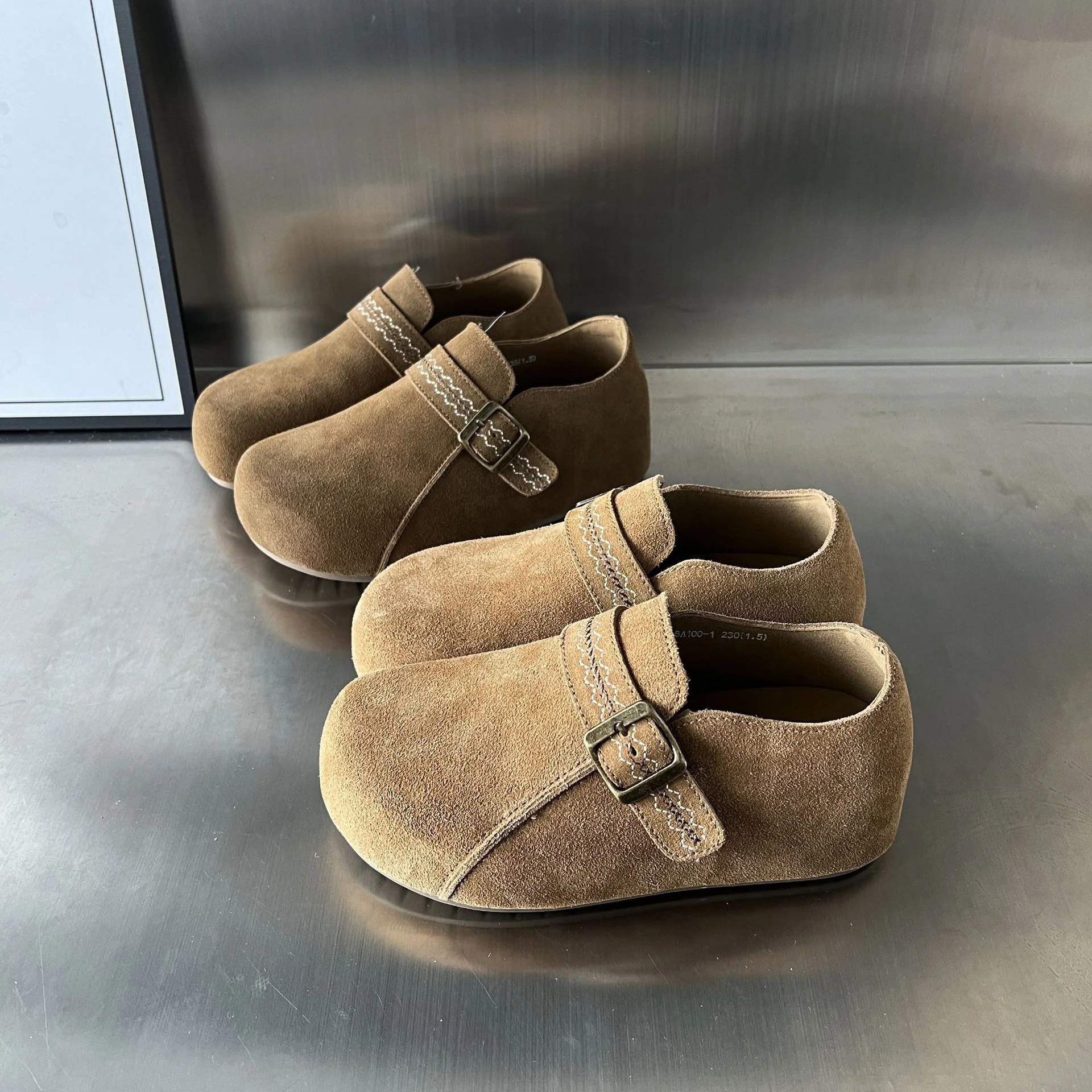 Damen Komfortable Wildleder-Clogs mit verstellbarem Riemen Heidi Mode - Image 3