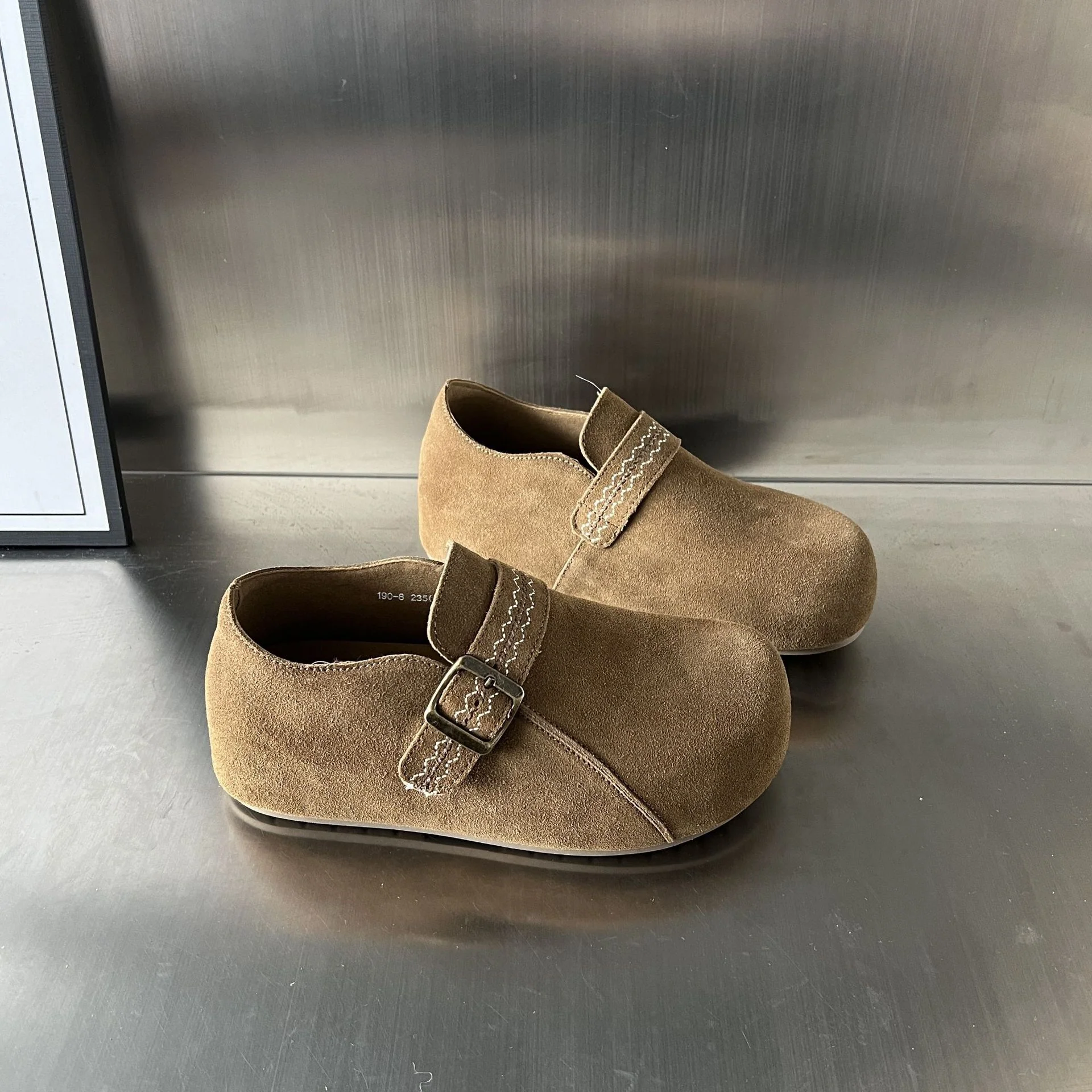 Damen Komfortable Wildleder-Clogs mit verstellbarem Riemen Heidi Mode - Image 4