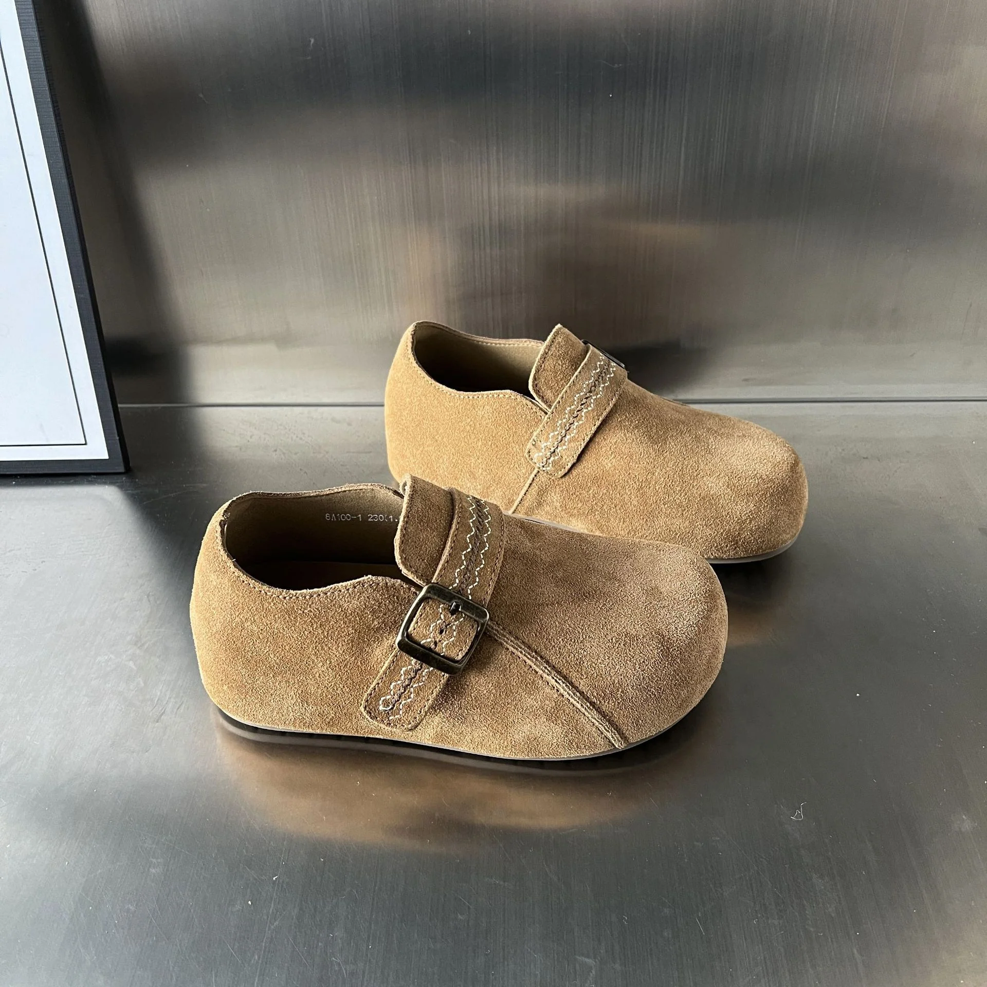 Damen Komfortable Wildleder-Clogs mit verstellbarem Riemen Heidi Mode - Image 5