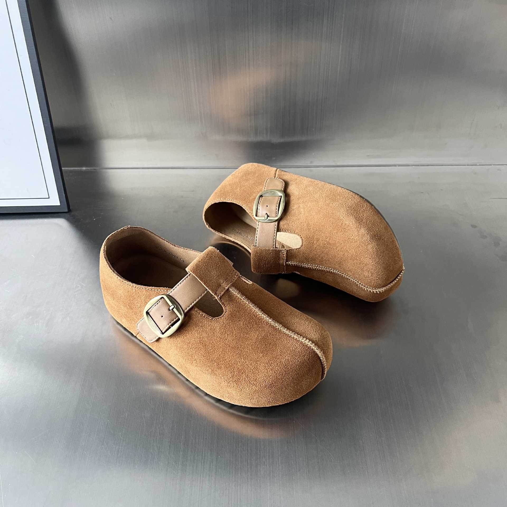 Damen Komfortable Wildleder-Clogs mit verstellbarem Riemen und ergonomischem Fußbett Heidi Mode - Image 3