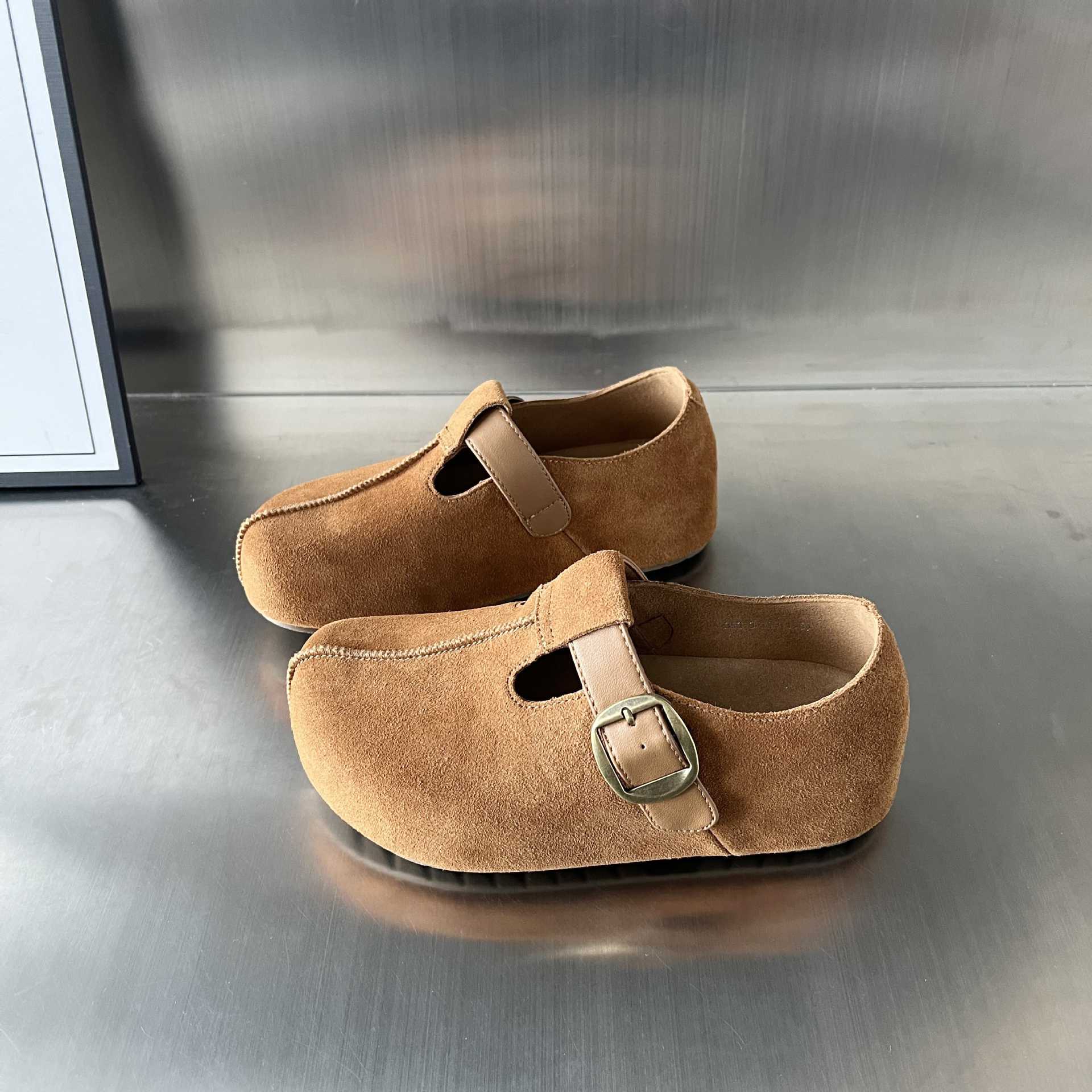 Damen Komfortable Wildleder-Clogs mit verstellbarem Riemen und ergonomischem Fußbett Heidi Mode - Image 6